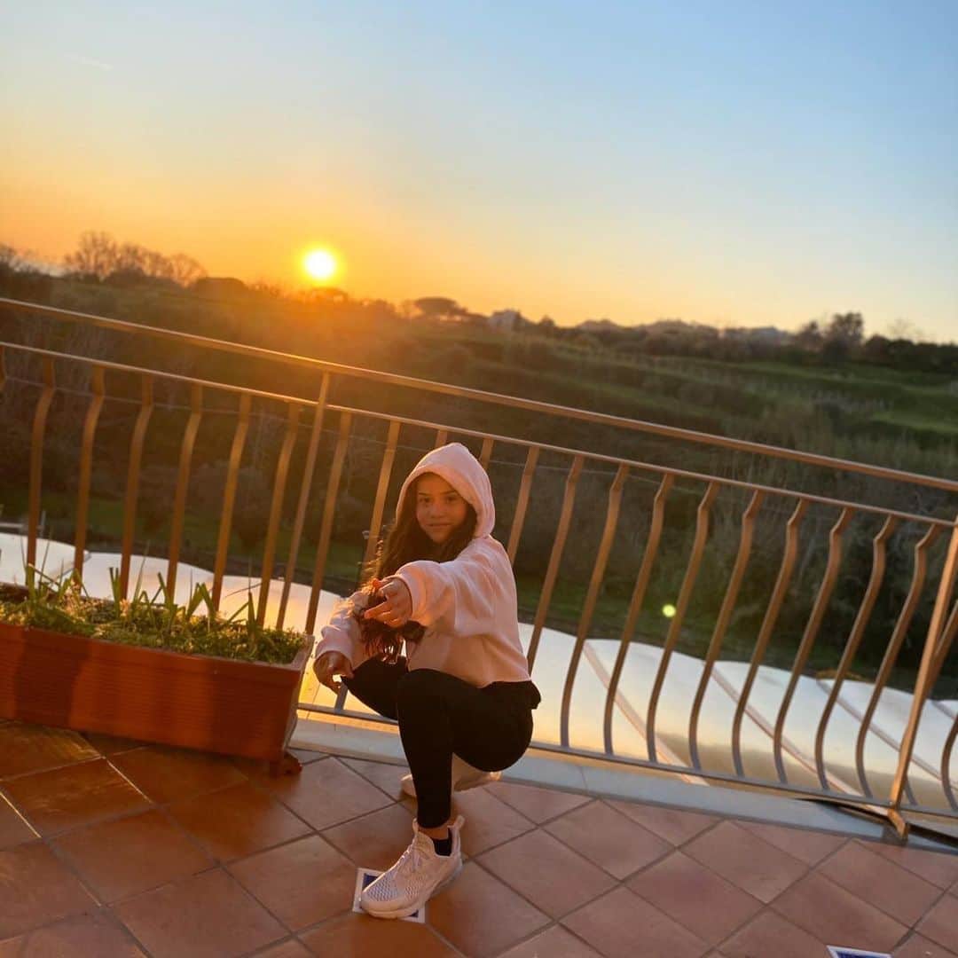 ジェシカ・スターリングのインスタグラム：「No pude elegir un mejor nombre para nuestra princesa, porque describe perfectamente lo que es... Un DULCE, es amor, es ternura!! Simplemente es el DULCE DE MI VIDA💖Gracias mi pequeña por enseñarnos amar cada dia💖💖 FELIZ CUMPLEAÑOS 🥳 son 10 añitos. #happybirthday  TE AMAMOS @d_ospina1」