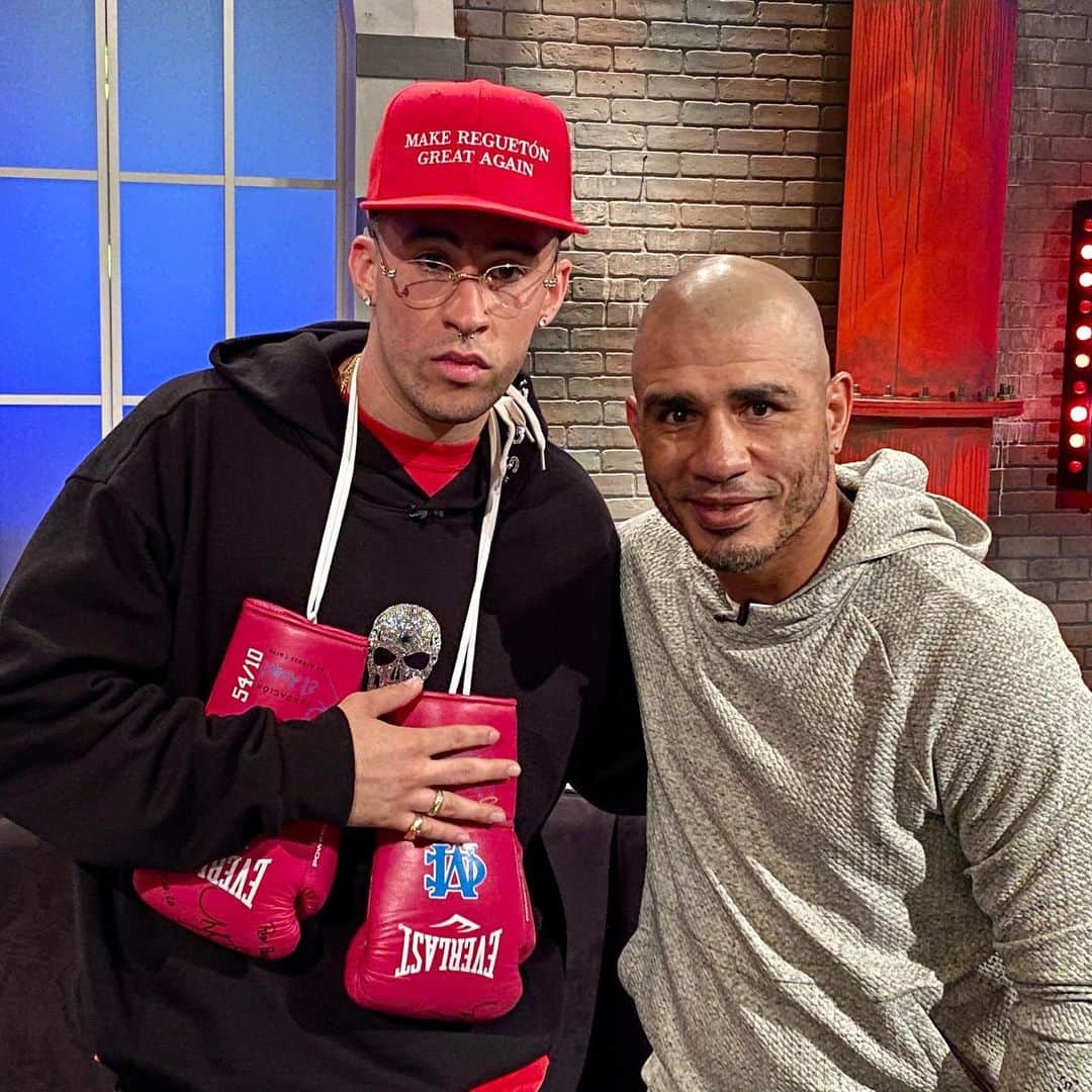 ミゲール・コットのインスタグラム：「Feliz Cumpleaños @badbunnypr que Dios te llene de bendiciones, que continúen los éxitos #YHLQMDLG  Para que te retires tranquilo... 🎶🎤🎶🔥🔥🔥👊🏼」