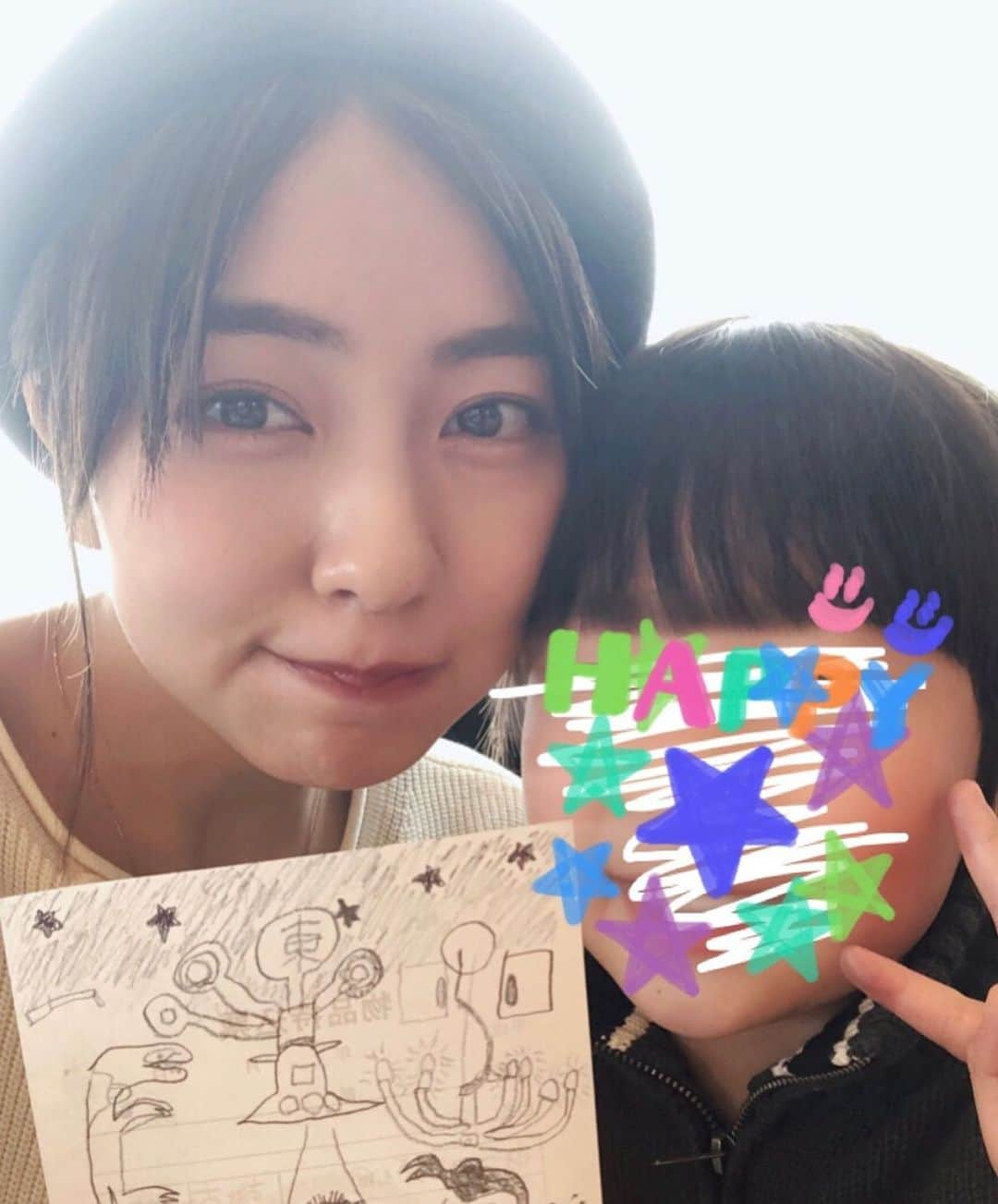 小島梨里杏さんのインスタグラム写真 - (小島梨里杏Instagram)「甥っ子と描いた絵が気に入っている。宇宙人と謎の山口さんコラボ。  おはよう👽🛸💫」3月11日 10時48分 - r_riria