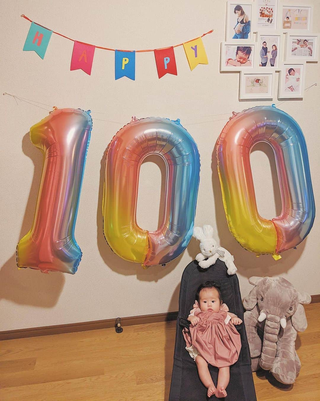 来夏さんのインスタグラム写真 - (来夏Instagram)「#💯 #生後100日  記念👶🏻 ママは約12000日🧑🏻 パパは約13000日👨🏻 今日も明日も当たり前なんてないから  毎日に感謝して 大切な人たちと 1日1日を丁寧に大切に噛みしめていこうね💓 毎日が記念日✨  風船大きすぎたね🤣☺️🎈 可愛いお洋服は @marlmarl_tokyo 🎀  #100日祝い #生後3ヶ月  #お食い初め #女の子 #marlmarl_cd #marlmarl  #ベビフル #コドモノ」3月11日 10時52分 - rairairaika