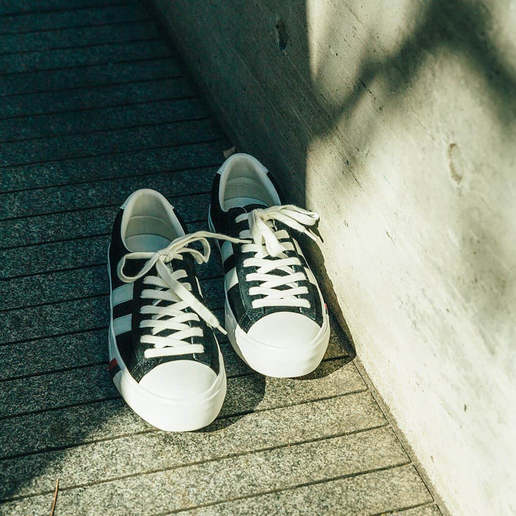 prokeds_jpのインスタグラム：「. アメリカで創業した老舗スニーカーブランドPro-Keds。そんな同ブランドの中でも高い人気を集めるのがこのROYAL PLUS。品のあるスウェードアッパーを採用したことにより、スニーカーながら大人顔。オーセンティックなアメカジスタイルだけでなく、カジュアルダウンのアクセントアイテムとしてもオススメしたい1足。  PRO-Keds ROYAL PLUS ロイヤルプラス  #プロケッズ #ロイヤルプラス #シューズ #スニーカー #prokeds #royalplus #kicks #shoes #sneaker #sneakers #fashion #instafashionista」