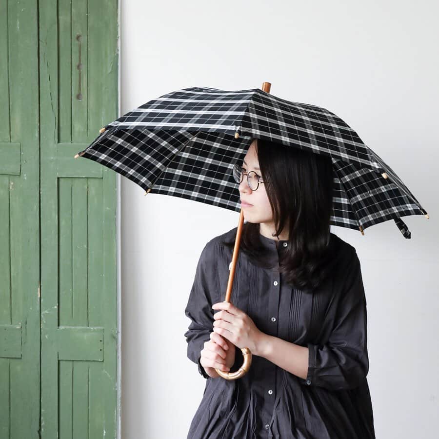 オルネ ド フォイユさんのインスタグラム写真 - (オルネ ド フォイユInstagram)「【スタンダードだからずっと好きでいられる、utiliteの傘】﻿ ﻿ ストライプやチェックなどトラッドなシャツのような柄がかわいい傘をご紹介します。 綿100%の生地にUVカットと防水コーティングを施した、晴雨兼用の傘です。﻿ ﻿ 持ち手や石突、留めのボタンには天然のバンブーを使用しています。日本の職人さんの手による精密で高品質な作りで、カジュアルな中にも品の良さが感じられます。﻿ ﻿ スタンダードな柄はスタイルを選ばす、またコットン生地なのでコーディネイトの一部として違和感なく差すことができます。お出かけの際に日傘として携帯すれば、小雨や急な雨を一時的にしのぐこともでき安心です（ただし、雨天専用の傘と比べると撥水・防水の効果は低いので、本格的な降りには雨傘のご使用をお勧めします）。﻿ ﻿ 小ぶりなサイズが感がかわいい長傘と、折り畳み傘の2タイプ。日本の傘職人の高齢化が進んでいるため、国産の洋傘は貴重な物となりつつありますので、長く愛用できる傘をお探しの方は、ぜひお選びくださいね。﻿ ﻿ ﻿ utilité ユティリテ﻿ 着飾るだけでなく、デイリーウェアとして着心地や着まわしなどを意識した服作りをするブランド、utilité（ユティリテ）。ブランド名はutilityのフランス語で、有用的で日常に役に立つツール（道具）としての服でありたいという想いが詰まっています。ナチュラルなだけでは物足りない大人の女性のための、ちょっぴりシックなコレクションです。﻿ ﻿ ﻿ ●こちらの商品は不動前店、吉祥寺店にも入荷しております。﻿ ﻿ ———————————————﻿ ◯WEBショップに関するお問い合わせ◯﻿ オルネ ド フォイユWEBショップ﻿ TEL：03-6876-7832　﻿ （午前10時～午後6時／土日祝定休）﻿ e-mail：order@orne.co.jp﻿ ﻿ ﻿ ﻿ #日傘 #晴雨兼用 #晴雨兼用傘 #foldingumbrella #折り畳み傘 #暮らしを楽しむ #ていねいな暮らし #interior #インテリア #リビングインテリア #livstagrammer #instahome #living #livingroom #ornedefeuilles #オルネドフォイユ」3月11日 10時57分 - ornedefeuilles