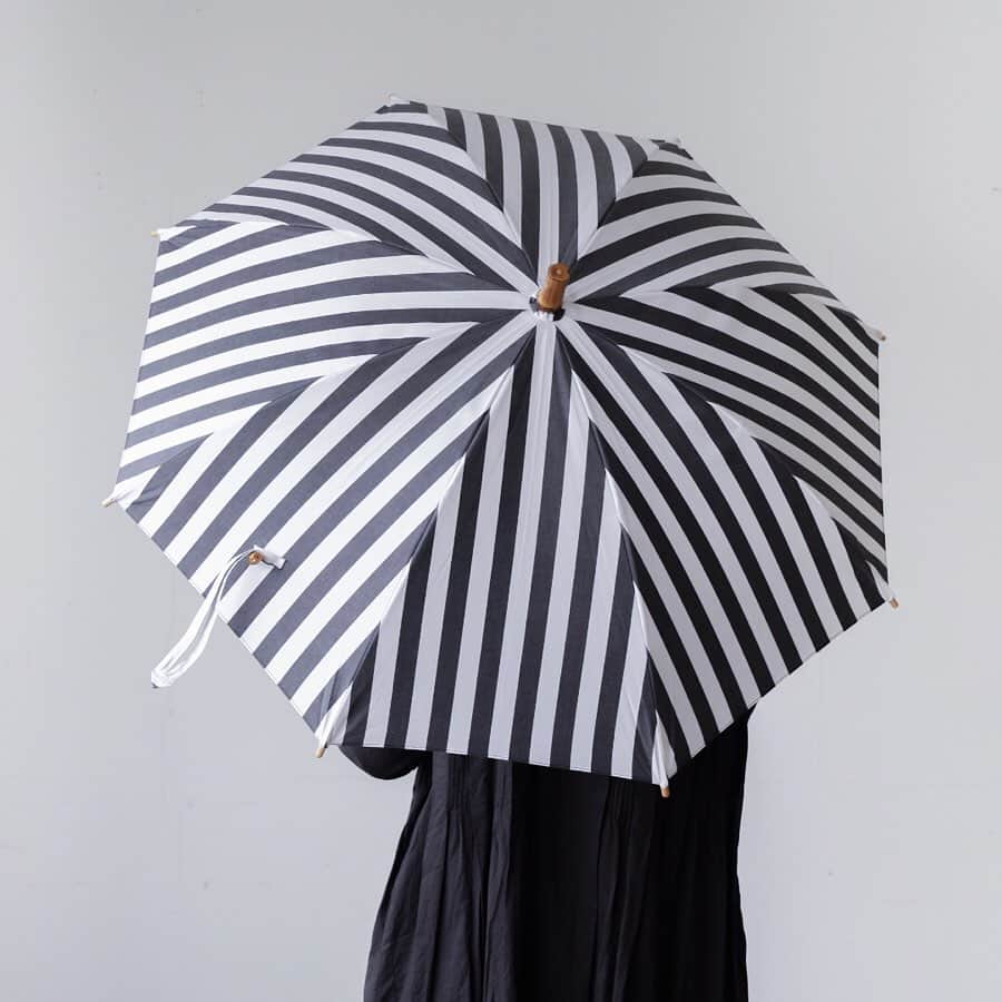 オルネ ド フォイユさんのインスタグラム写真 - (オルネ ド フォイユInstagram)「【スタンダードだからずっと好きでいられる、utiliteの傘】﻿ ﻿ ストライプやチェックなどトラッドなシャツのような柄がかわいい傘をご紹介します。 綿100%の生地にUVカットと防水コーティングを施した、晴雨兼用の傘です。﻿ ﻿ 持ち手や石突、留めのボタンには天然のバンブーを使用しています。日本の職人さんの手による精密で高品質な作りで、カジュアルな中にも品の良さが感じられます。﻿ ﻿ スタンダードな柄はスタイルを選ばす、またコットン生地なのでコーディネイトの一部として違和感なく差すことができます。お出かけの際に日傘として携帯すれば、小雨や急な雨を一時的にしのぐこともでき安心です（ただし、雨天専用の傘と比べると撥水・防水の効果は低いので、本格的な降りには雨傘のご使用をお勧めします）。﻿ ﻿ 小ぶりなサイズが感がかわいい長傘と、折り畳み傘の2タイプ。日本の傘職人の高齢化が進んでいるため、国産の洋傘は貴重な物となりつつありますので、長く愛用できる傘をお探しの方は、ぜひお選びくださいね。﻿ ﻿ ﻿ utilité ユティリテ﻿ 着飾るだけでなく、デイリーウェアとして着心地や着まわしなどを意識した服作りをするブランド、utilité（ユティリテ）。ブランド名はutilityのフランス語で、有用的で日常に役に立つツール（道具）としての服でありたいという想いが詰まっています。ナチュラルなだけでは物足りない大人の女性のための、ちょっぴりシックなコレクションです。﻿ ﻿ ﻿ ●こちらの商品は不動前店、吉祥寺店にも入荷しております。﻿ ﻿ ———————————————﻿ ◯WEBショップに関するお問い合わせ◯﻿ オルネ ド フォイユWEBショップ﻿ TEL：03-6876-7832　﻿ （午前10時～午後6時／土日祝定休）﻿ e-mail：order@orne.co.jp﻿ ﻿ ﻿ ﻿ #日傘 #晴雨兼用 #晴雨兼用傘 #foldingumbrella #折り畳み傘 #暮らしを楽しむ #ていねいな暮らし #interior #インテリア #リビングインテリア #livstagrammer #instahome #living #livingroom #ornedefeuilles #オルネドフォイユ」3月11日 10時57分 - ornedefeuilles