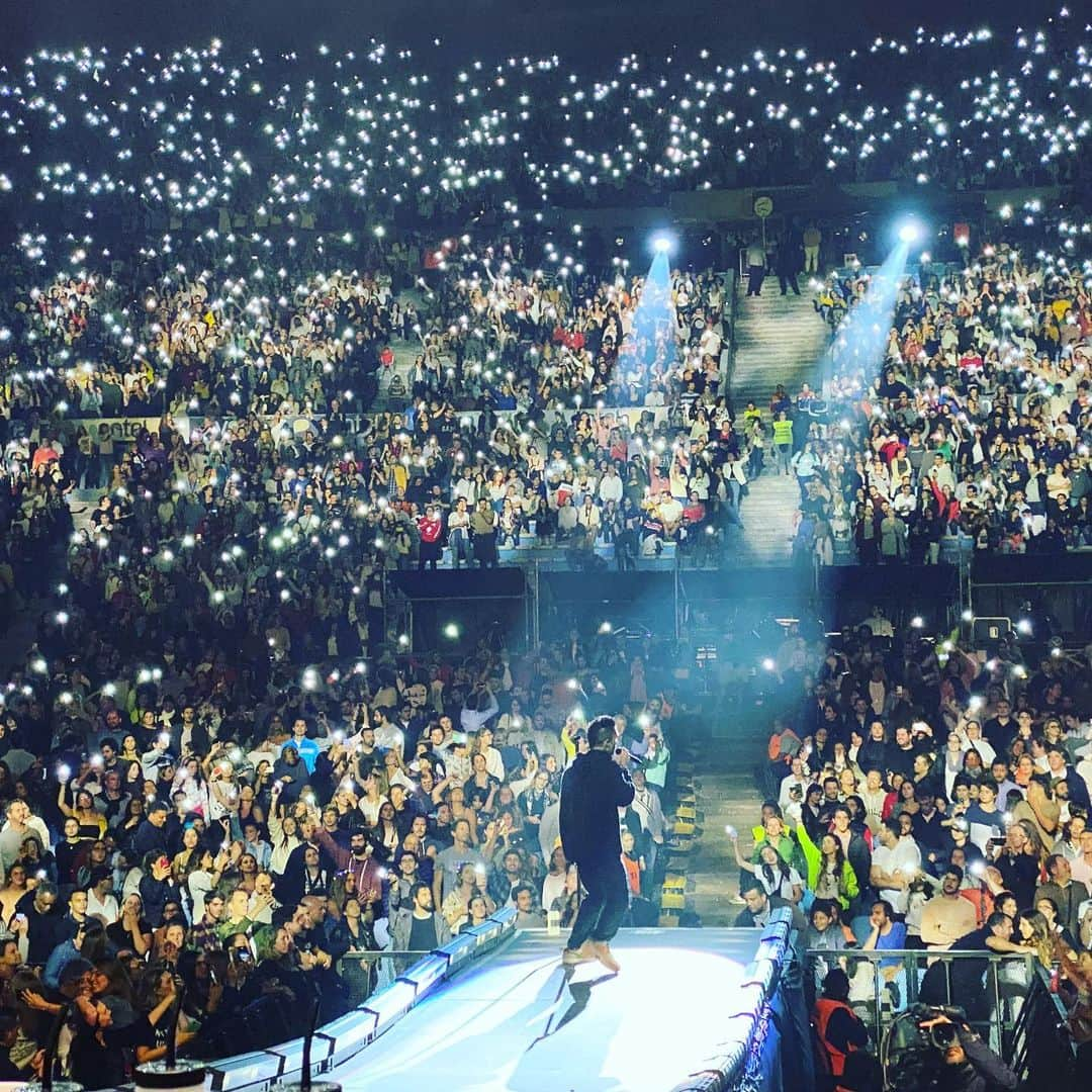 アダム・レヴィーンさんのインスタグラム写真 - (アダム・レヴィーンInstagram)「Incredible night in Montevideo! First time in Uruguay and definitely not our last!!!! We love you!!!!!!!!!!!!!❤️❤️❤️」3月11日 11時04分 - adamlevine