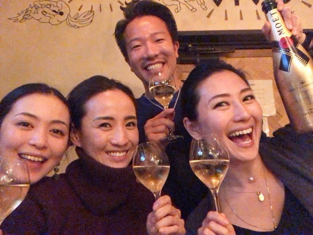 秋定麻紀子のインスタグラム：「love my friend❤️ 3M ❤️❤️❤️ @mayuko.iwasa  @yabukiharuna  @bar_vivo  @vivotoshimasa」