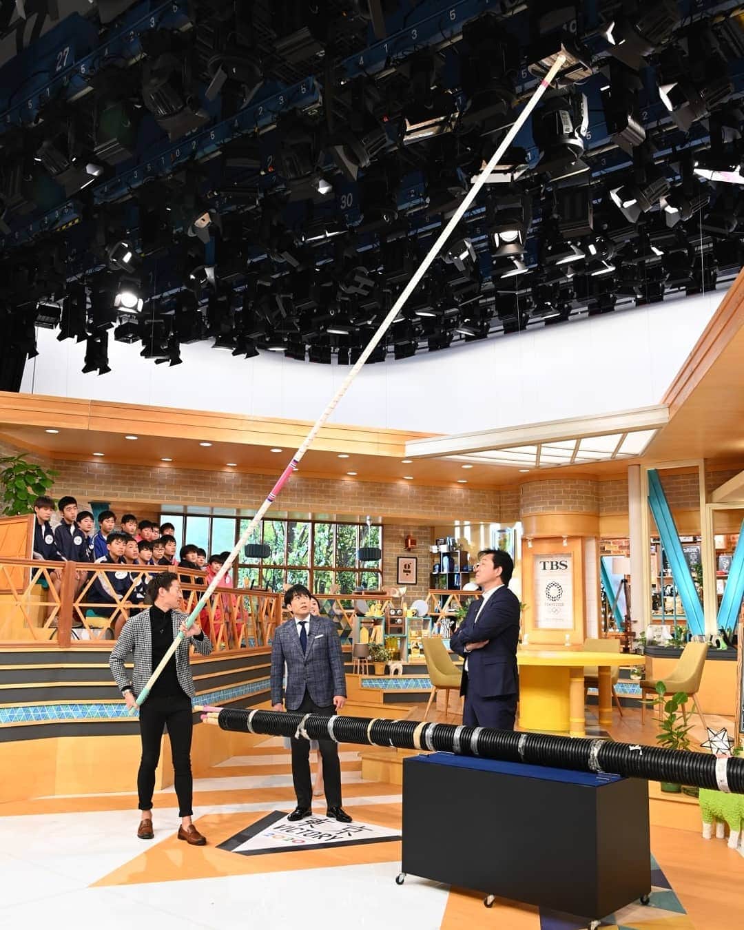 TBS「東京VICTORY」さんのインスタグラム写真 - (TBS「東京VICTORY」Instagram)「今週の東京VICTORYは スタジオに山本選手が使用している棒高跳びのポールを持ってきてもらいました🙋 . 長いっ！！！ . 棒高跳びのポールの重さは約3㎏ですが、端を持って走る為その体感は約●●㎏💡💡 . 華麗に舞う棒高跳びですが、実は過酷な競技なんです🐻🐼🐱🐵🐰 . 棒高跳びの世界 今週土曜あさ7時～です！ お楽しみに😚💗 . . #山本聖途  #川合俊一 #安住紳一郎 #山形純菜  #東京VICTORY  #陸上 #棒高跳び」3月11日 11時07分 - tbs_tokyo_v