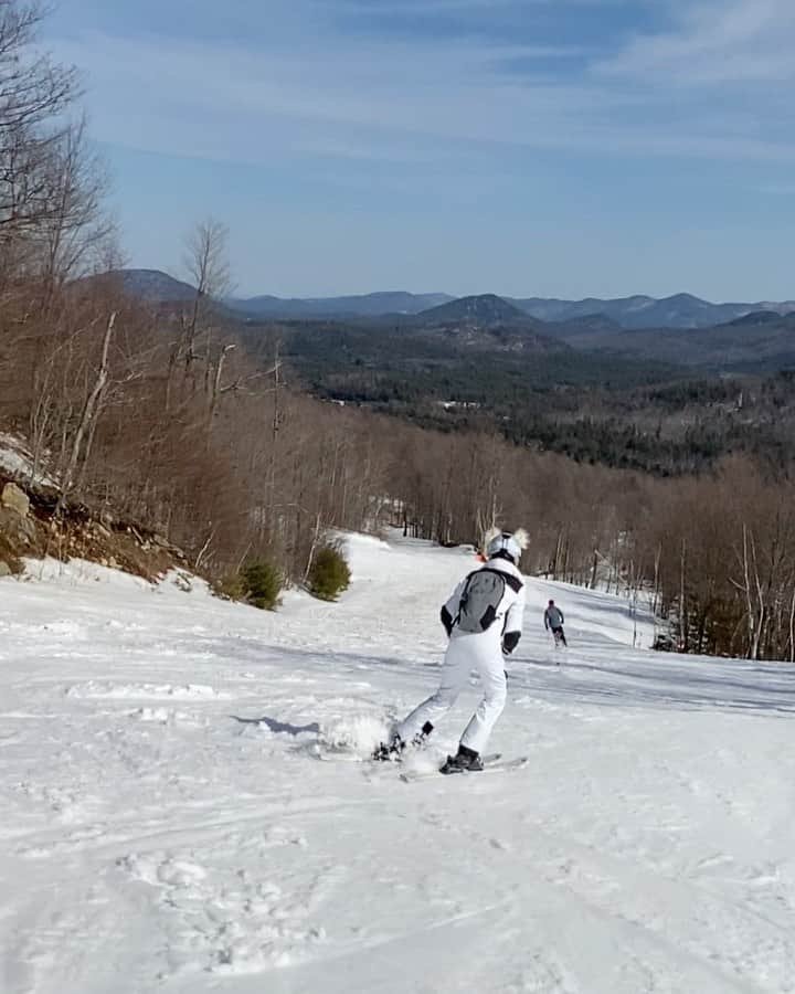 ヴラダ・ロスリャコヴァのインスタグラム：「When you decide that going downhill is way too easy 😎😆」