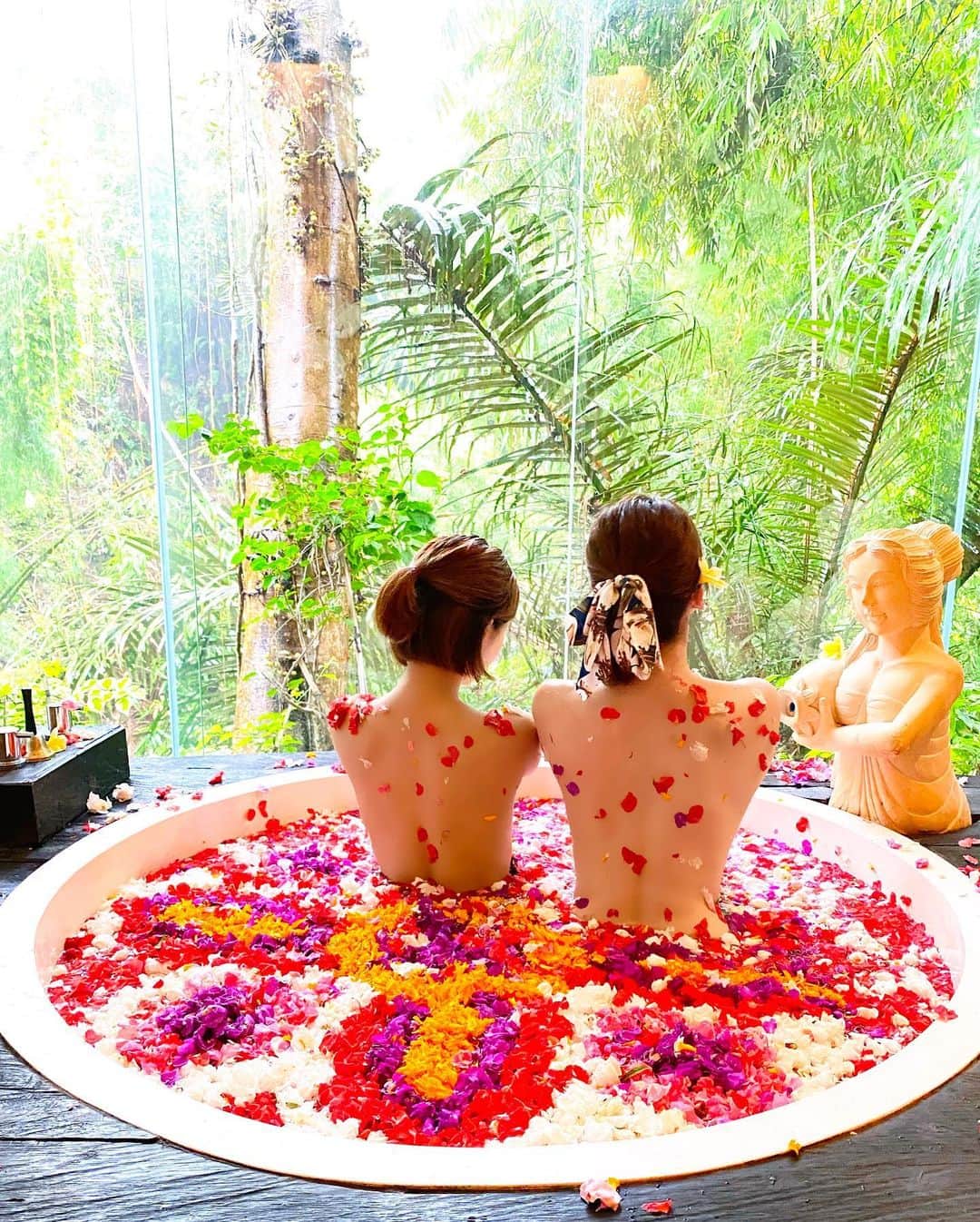 辰巳ゆいさんのインスタグラム写真 - (辰巳ゆいInstagram)「フラワーバス💐💕 もう、可愛すぎた😍❤️ #フラワーバス　#flowerspa  #flowerbath #かわいい　#Bali #Indonesia #バリ #ウブド」3月11日 11時39分 - yuitatsumi