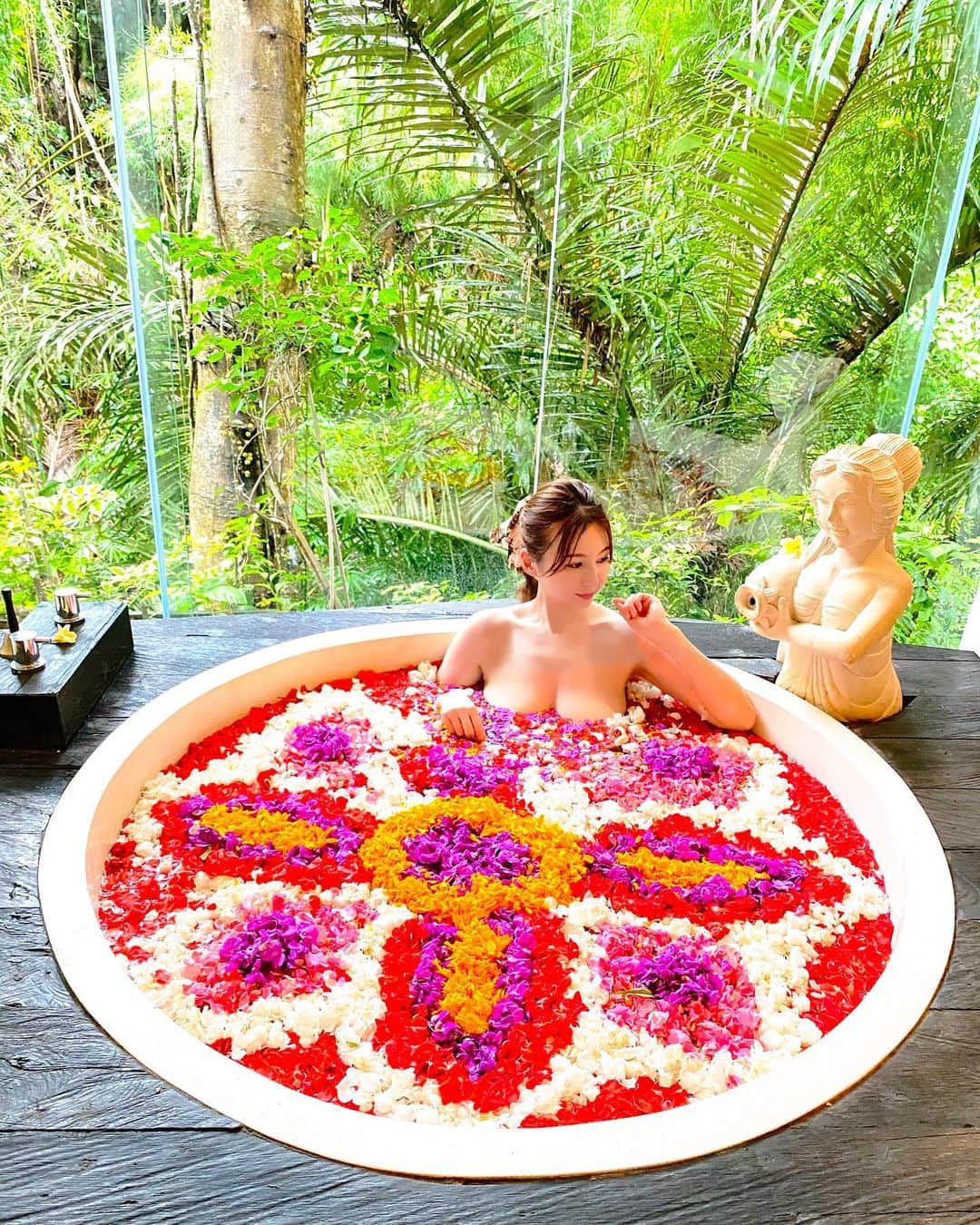 辰巳ゆいのインスタグラム：「フラワーバス💐💕 もう、可愛すぎた😍❤️ #フラワーバス　#flowerspa  #flowerbath #かわいい　#Bali #Indonesia #バリ #ウブド」