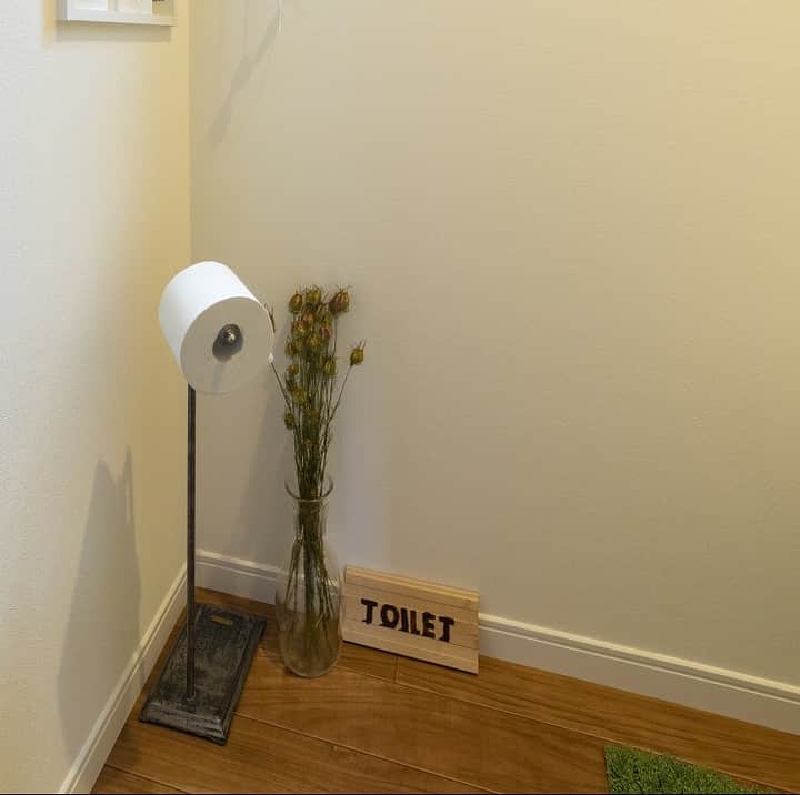 suzukuri さんのインスタグラム写真 - (suzukuri Instagram)「【GO OUTの家”Livin’ BASE”】⁠ ちょっとした工夫で、トイレをおしゃれな空間にしてみませんか？⁠ ･⁠ 生活感が出がちなトイレでも、アイアン製のトイレットペーパーホルダーを使えば、インダストリアルな雰囲気に。⁠ ･⁠ Livin' BASEの無垢材で温かみがあるトイレにぴったりです。⁠ ･⁠ ▶GO OUTがつくる家は基地のような家。⁠ Livin' BASEの詳細・資料請求はプロフィールリンクから。⁠ →@suzukuri.official⁠ ･⁠ ･⁠ #goout⁣ #livinbase #リヴィンベース⁣ #基地⁣ #base⁣ #トイレ⁣#トイレットペーパー⁣ #ペーパーホルダー⁣ #魅せる収納⁣ #アイアン⁣ #インダストリアルテイスト #ヴィンテージテイスト⁣ #男前インテリア⁣ #暮らしのアイデア⁣ #暮らしを楽しむ⁣ #新モデル #企画住宅 #規格住宅 #家づくり #マイホーム #マイホーム計画中 #新築 #一戸建て #住宅 #住まい #暮らし #ライフスタイル #間取り #suzukuri」3月11日 11時31分 - suzukuri.official