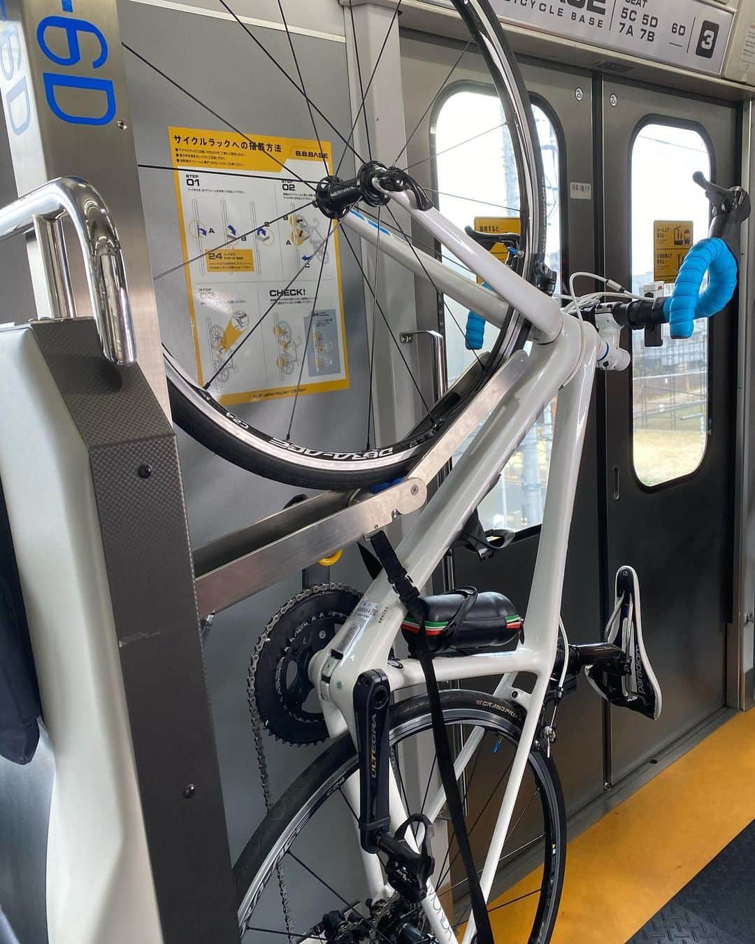 華密美琉さんのインスタグラム写真 - (華密美琉Instagram)「自転車を解体せずに電車に乗せる方法 ブログにまとめました！！ https://lineblog.me/chamiblog/archives/2081790.html  ツイートなどいろいろするのでみてね!! https://twitter.com/chamomi017/status/1236454951607357440?s=21  #自転車のある生活  #自転車のある風景  #roadbike  #cycling  #cyclinglife  #cyclingphotos  #cyclist  #ロードバイク #ロードバイク女子  #自転車 #自転車女子  #サイクリング  #サイクルトレイン #BBBASE #千葉 #房総 #ロードバイクのある生活  #bicyclelife  掲載可能のタイヤサイズなどは 画像にまとめたのでそちらをみてね！  搭載簡単ーSTEP１  フックを引き、ガイドフレームを手前に引き出す。 ※小径車は、ガイドフレームを一段階引き出す。  搭載簡単ーSTEP２  前輪をガイドフレームに乗せ、前輪・後輪の順にラックの中に納める。  搭載簡単ーSTEP３  自転車のフレームをベルトで固定する。  サイクルラックに搭載可能な自転車 【その他】前・後輪の泥除け、後輪を囲うスタンド、ブロックパターンのタイヤ、3つ以上のタイヤを装着した自転車は搭載できません。また折りたたみ自転車やご自身で改造した自転車等、自転車の形状によっては搭載できないものもございます。 ※小径車やMTB、Eバイク等のサイクルラックに載せられない自転車もB.B.BASE車内にお持ち込みいただけます。当日クルーまでご相談ください。」3月11日 11時32分 - chamomile_chami