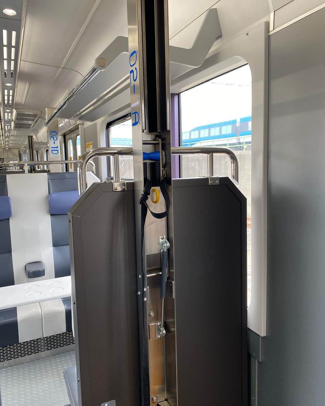 華密美琉さんのインスタグラム写真 - (華密美琉Instagram)「自転車を解体せずに電車に乗せる方法 ブログにまとめました！！ https://lineblog.me/chamiblog/archives/2081790.html  ツイートなどいろいろするのでみてね!! https://twitter.com/chamomi017/status/1236454951607357440?s=21  #自転車のある生活  #自転車のある風景  #roadbike  #cycling  #cyclinglife  #cyclingphotos  #cyclist  #ロードバイク #ロードバイク女子  #自転車 #自転車女子  #サイクリング  #サイクルトレイン #BBBASE #千葉 #房総 #ロードバイクのある生活  #bicyclelife  掲載可能のタイヤサイズなどは 画像にまとめたのでそちらをみてね！  搭載簡単ーSTEP１  フックを引き、ガイドフレームを手前に引き出す。 ※小径車は、ガイドフレームを一段階引き出す。  搭載簡単ーSTEP２  前輪をガイドフレームに乗せ、前輪・後輪の順にラックの中に納める。  搭載簡単ーSTEP３  自転車のフレームをベルトで固定する。  サイクルラックに搭載可能な自転車 【その他】前・後輪の泥除け、後輪を囲うスタンド、ブロックパターンのタイヤ、3つ以上のタイヤを装着した自転車は搭載できません。また折りたたみ自転車やご自身で改造した自転車等、自転車の形状によっては搭載できないものもございます。 ※小径車やMTB、Eバイク等のサイクルラックに載せられない自転車もB.B.BASE車内にお持ち込みいただけます。当日クルーまでご相談ください。」3月11日 11時32分 - chamomile_chami