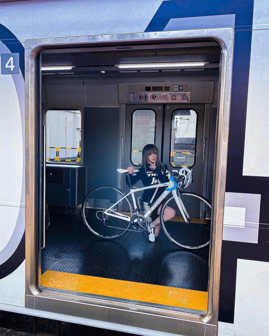 華密美琉さんのインスタグラム写真 - (華密美琉Instagram)「自転車を解体せずに電車に乗せる方法 ブログにまとめました！！ https://lineblog.me/chamiblog/archives/2081790.html  ツイートなどいろいろするのでみてね!! https://twitter.com/chamomi017/status/1236454951607357440?s=21  #自転車のある生活  #自転車のある風景  #roadbike  #cycling  #cyclinglife  #cyclingphotos  #cyclist  #ロードバイク #ロードバイク女子  #自転車 #自転車女子  #サイクリング  #サイクルトレイン #BBBASE #千葉 #房総 #ロードバイクのある生活  #bicyclelife  掲載可能のタイヤサイズなどは 画像にまとめたのでそちらをみてね！  搭載簡単ーSTEP１  フックを引き、ガイドフレームを手前に引き出す。 ※小径車は、ガイドフレームを一段階引き出す。  搭載簡単ーSTEP２  前輪をガイドフレームに乗せ、前輪・後輪の順にラックの中に納める。  搭載簡単ーSTEP３  自転車のフレームをベルトで固定する。  サイクルラックに搭載可能な自転車 【その他】前・後輪の泥除け、後輪を囲うスタンド、ブロックパターンのタイヤ、3つ以上のタイヤを装着した自転車は搭載できません。また折りたたみ自転車やご自身で改造した自転車等、自転車の形状によっては搭載できないものもございます。 ※小径車やMTB、Eバイク等のサイクルラックに載せられない自転車もB.B.BASE車内にお持ち込みいただけます。当日クルーまでご相談ください。」3月11日 11時32分 - chamomile_chami