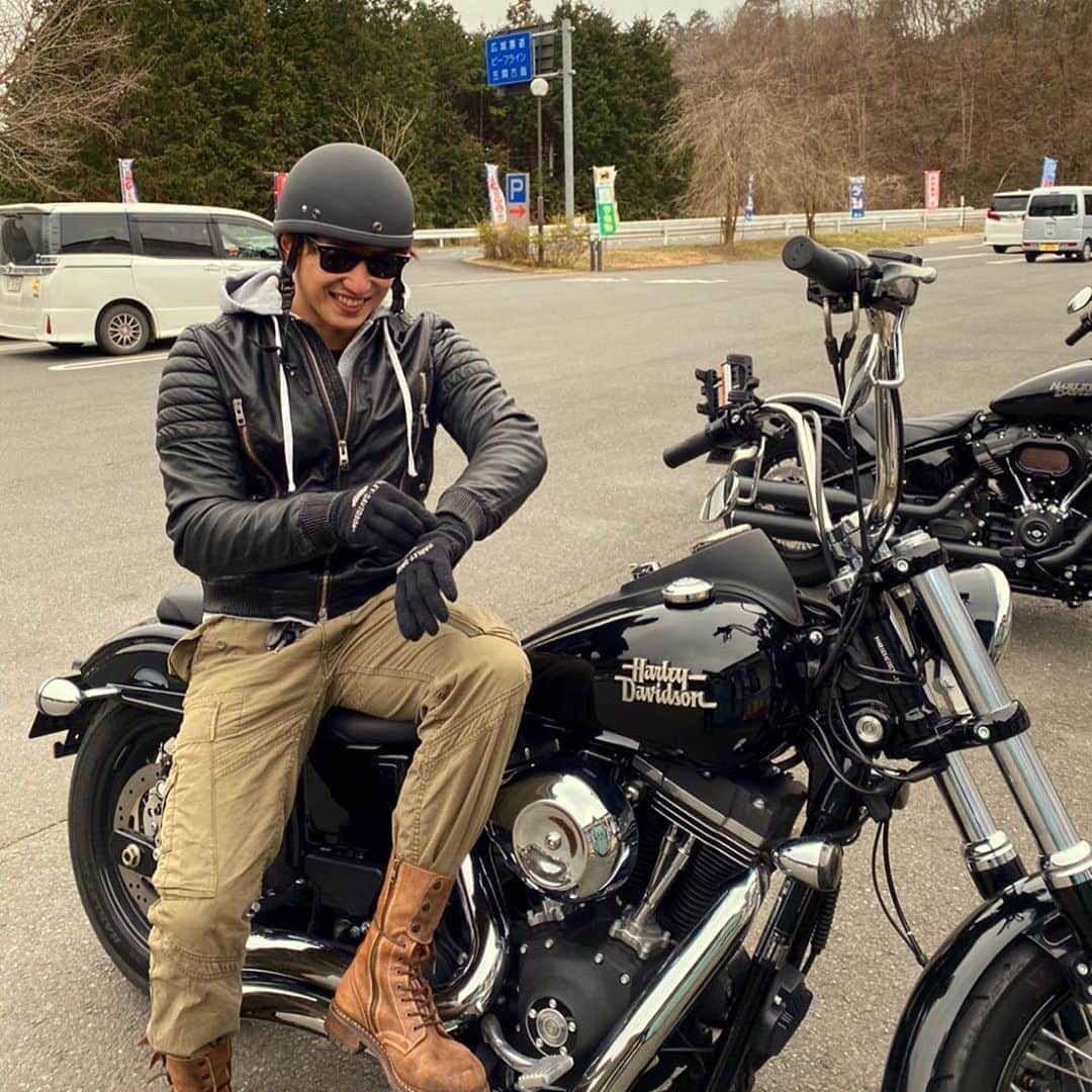 神田穣のインスタグラム：「先日のツーリング🛵　 寒さに弱いので着込んで行きましたが、結局寒さに耐え切れず…😅 でも、大自然の中のツーリングは気持ち良かったです！！！ もう少し暖かくなったらベストですね🙄🔥 #ツーリング　#ハーレー　#harleydavidson #バイク　#streetbob」
