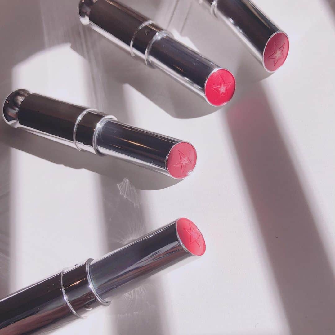 のインスタグラム：「@diormakeup  のリップが可愛い💕  今回は⭐️ ⭐️好きな私には、たまらないデザイン☺️ 重ねるほどに⭐️の部分のキラキラがプラス❣️ 発色の良さも透け感も綺麗です✨  透け感があると、なじみやすいので、ビビットなカラーでも挑戦しやすいので、思い切った色に挑戦するのもおすすめですよ！  全部で14色！ どれも肌を綺麗に見せてくれるカラーばかりで、パッと白肌に、そしてぷるんと魅力的な唇にしあげてくれますよ🎵  何となくの色見本も腕で試してみたのでご参考に✨  この可愛さは話題になりそうですね💕  dior ディオール　アディクト　ステラー　ハロ　シャイン  #dior#diormakeup #アディクトハロシャイン#lip#リップ#口紅＃唇#コスメ#化粧品#高橋里帆オススメ #キラキラ#スター#星#ツヤ感#発色感#透明感#白肌#beautiful #beauty #コスメ好き」