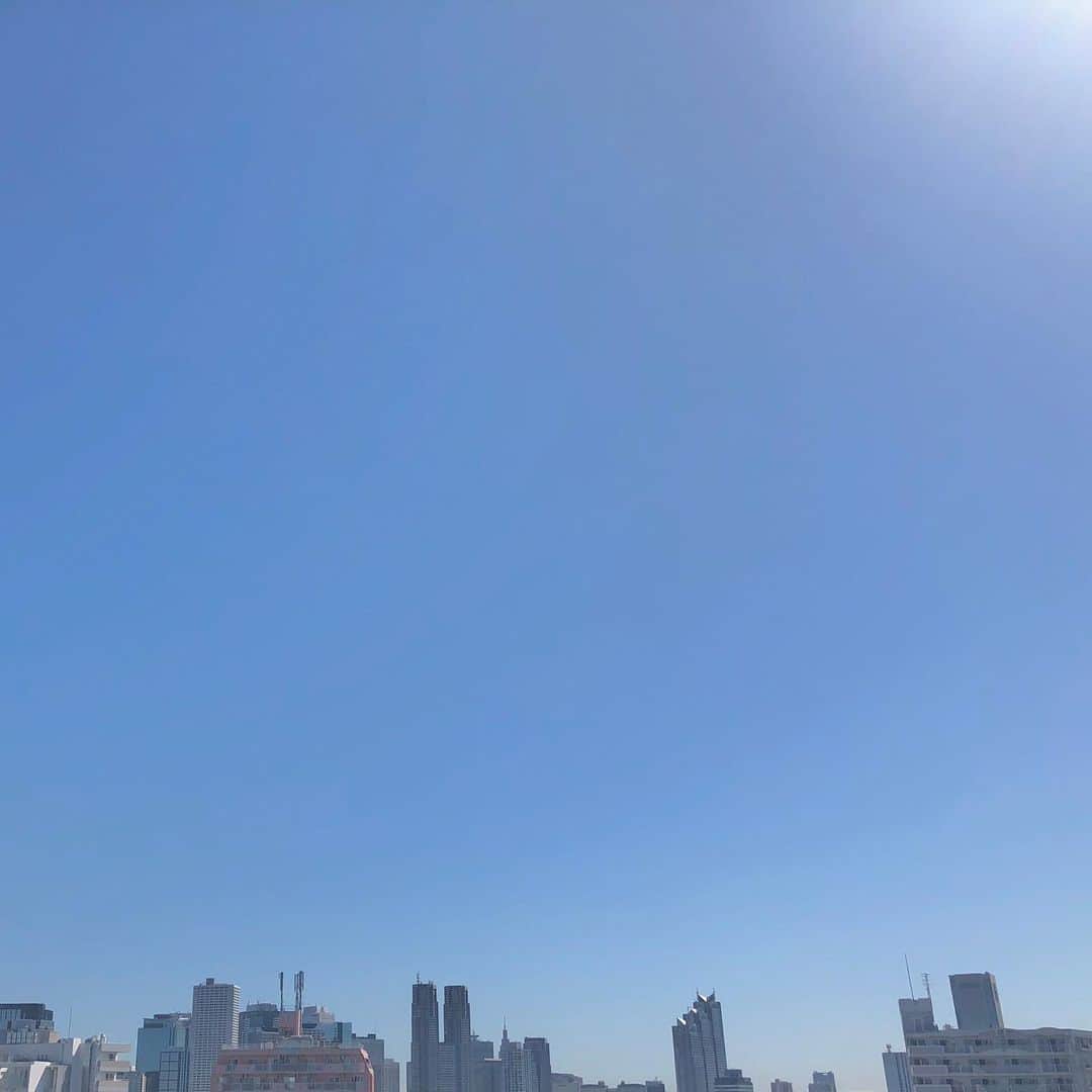 奥村奈津美さんのインスタグラム写真 - (奥村奈津美Instagram)「東京は雲一つない青空が広がりポカポカ陽気です。  被災された地域はどんなお天気でしょうか。  東日本大震災から９年。  犠牲になられた方、その後、震災関連死で亡くなられた方のご冥福をお祈りし、 遺族の皆さまにお悔やみ申し上げます。 今も避難生活を余儀なくされている多くの皆さま、心よりお見舞い申し上げます。  きょうは一日、あの日のこと、それからの９年を振り返り、改めて今できることを考えて過ごします。  HPに仙台で体験したあの揺れを綴りました。 お時間のある方はご覧いただければ幸いです。  https://natsumiokumura.com/東日本大震災から9年2011年3月11日2時46分/  プロフィールからもHPへ飛べます。  #東日本大震災 #東日本大震災から9年」3月11日 11時43分 - natsumi19820521