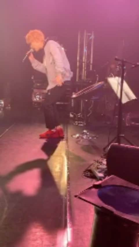 インジュン のインスタグラム：「来れなかった方のために編集して見ました~~全曲ではないけど 動画を見て少しで楽しめたらなと思います~~^^ もちろん来てくれた方も忘れないで欲しいからいつでもこの動画みてまた思い出してね~!💪🎁 ちなみにイヤホンで聴くともっと よく聞こえるよ~~~ 생일 라이브에 못오신 분들 있어서  짧지만 조금 편집해서 올려봐요~! 영상이지만 즐겨주시면 감사해용👍 그리고 보러와주셨던 분들도 다시 보면서 잊지말고 추억 회상하기~~ 참고로 이어폰으로 들으면 더 잘들려!!」