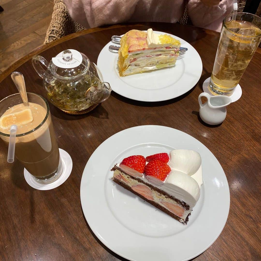 市川愛美のインスタグラム：「#HERBS #ショートケーキ #カフェ巡り  #ストロベリーチョコレートケーキ #ミルクレープ #ミルクティー #マスカットティー」