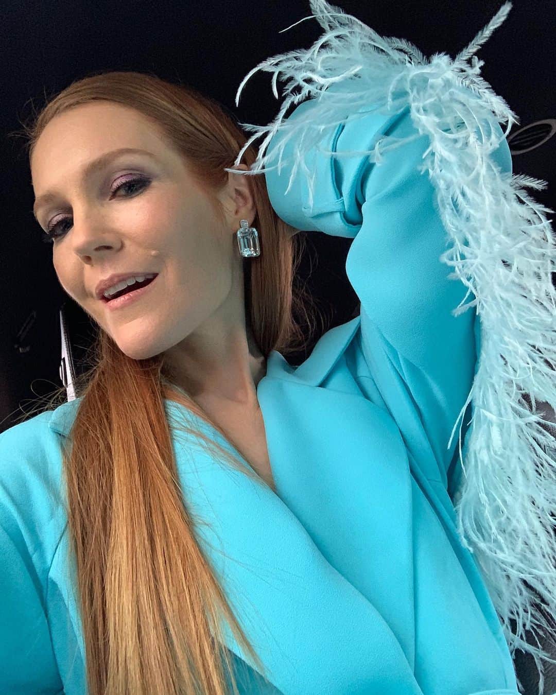 ダービー・スタンチフィールドのインスタグラム：「feathers for @stargirl premiere and all of those elbow bumps we doin tonight 🦋🌈」