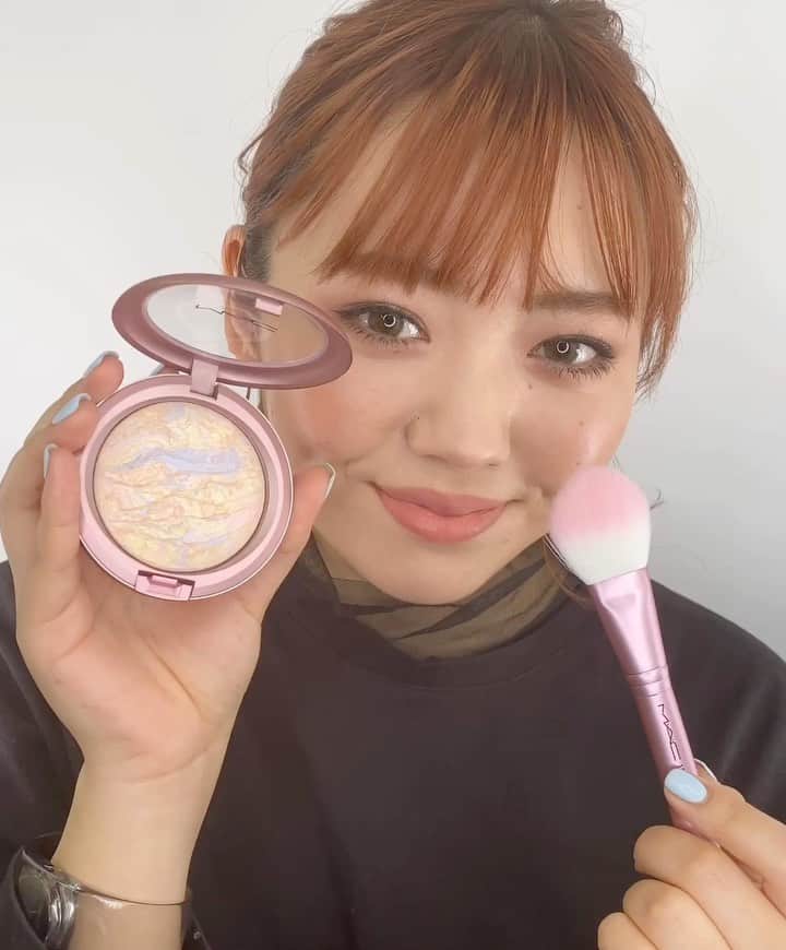 M∙A∙C Cosmetics Japanのインスタグラム：「ㅤ #MACペタルパワー コレクションをご紹介✨ ㅤ M･A･Cで大人気のハイライト、ミネラライズ スキンフィニッシュ ライトスカペードは、肌に溶け込ませるようにつけることで、よりナチュラルで上品な仕上がりに✨ 限定のピンクパッケージは今だけ💓  HOW TO動画でつけ方をチェックして✔ ㅤ⠀ ㅤ *公式オンラインショップ先行販売中 *3月13日(金) 全国発売 ㅤ #MACPetalPower ㅤ ↓↓使用製品↓↓ M･A･C ミネラライズ スキンフィニッシュ [ライトスカペード] (限定パッケージ) # 127SES フェイス ブラシ (限定パッケージ) ㅤ MAKEUP & MODEL: M·A·C ARTIST HARUKA SEKI @mac_ikesei PHOTO: @takaki_iwata ㅤ ㅤ #MACCosmeticsJapan #MACコスメ #MACCosmetics  #MAC #春メイク #コスメ #メイク #リップ #スプリングメイク #SS20 #桜 #限定コレクション #限定パッケージ #ツヤ肌 #透明感 #ハイライト」