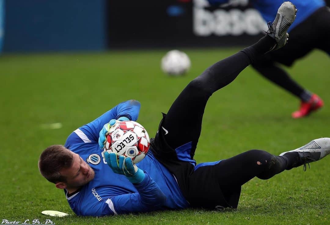 シモン・ミニョレさんのインスタグラム写真 - (シモン・ミニョレInstagram)「Preparing the last just like it was our first! #BluvnGoan 💪🏻💙🖤 @clubbrugge」3月11日 3時15分 - 22mignolet22