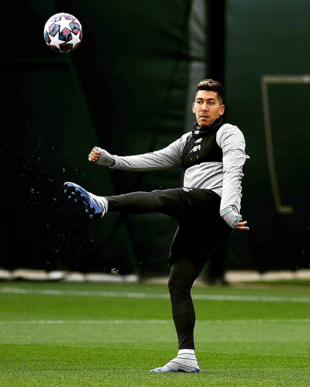 リヴァプールFCさんのインスタグラム写真 - (リヴァプールFCInstagram)「#UCL preparation continues 👊🔴 #LFC #Liverpool #Training #ChampionsLeague」3月11日 3時33分 - liverpoolfc