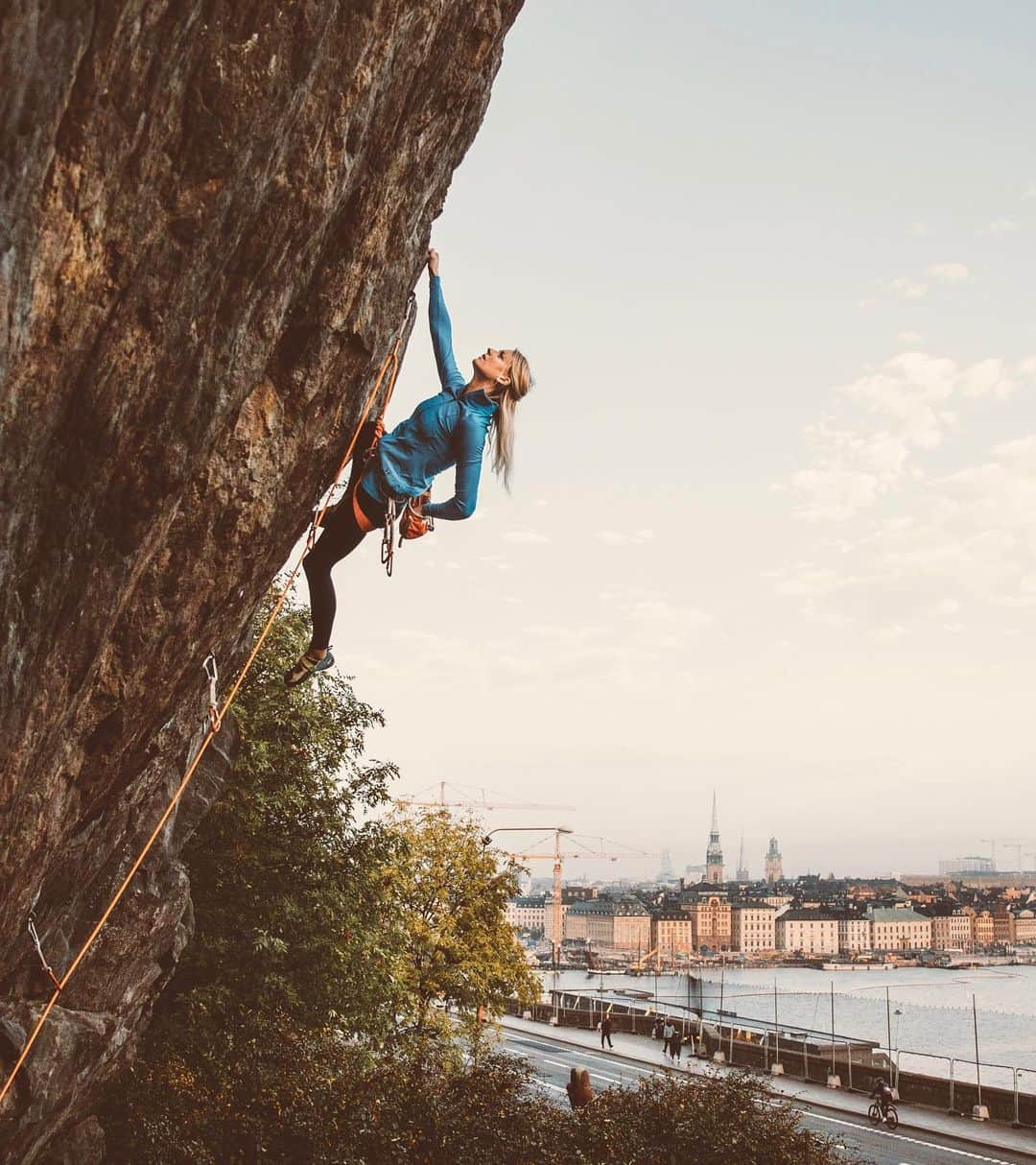 マチルダ・セーデルルンドさんのインスタグラム写真 - (マチルダ・セーデルルンドInstagram)「🧗🏼‍♀️🌆🏗 waiting for the season to start in Stockholm. This little crag is actually in the middle of the city (on Södermalm). Perfect if don’t like long approaches 😆#urbanclimbing」3月11日 3時42分 - matilda_soderlund