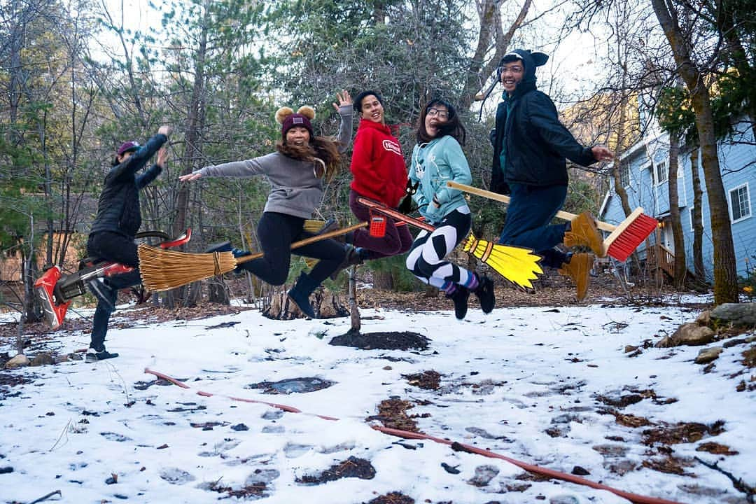 ベアトリサ・リャンのインスタグラム：「Presenting the SF Valley Danger Noodles: future Quidditch World Cup champions, bringing honor to us all. (Will also provide quick deliveries and various cleaning services) 📸: @jaybesami  #quidditch #harrypotter #kikisdeliveryservice #hocuspocus #dngrnoodz🐍 #magic #gryffindor #slytherin #ravenclaw #hufflepuff」