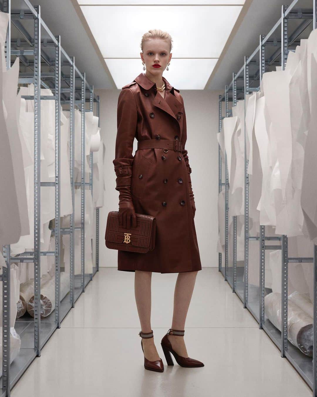 Burberryさんのインスタグラム写真 - (BurberryInstagram)「Unexpected elements . Our classic Kensington #BurberryTrench - reworked in chestnut brown leather and styled with our signature TB bag, accented by an elegant #ThomasBurberryMonogram clasp .  #Burberry」3月11日 4時00分 - burberry