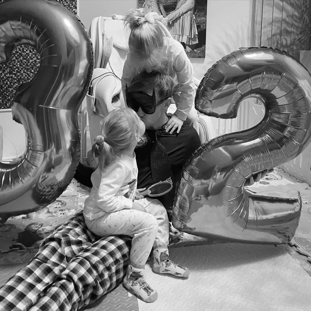 イヴァン・ラキティッチのインスタグラム：「Mis pequeñas, las que cambiaron mi vida, las que cambiaron mi casa, mis horarios, mis prioridades, ellas son mi locura, bendita locura 🙏 #celebrandomicumpleaños🎉 #princesas foto📸by @raquel_mauri ❤️」