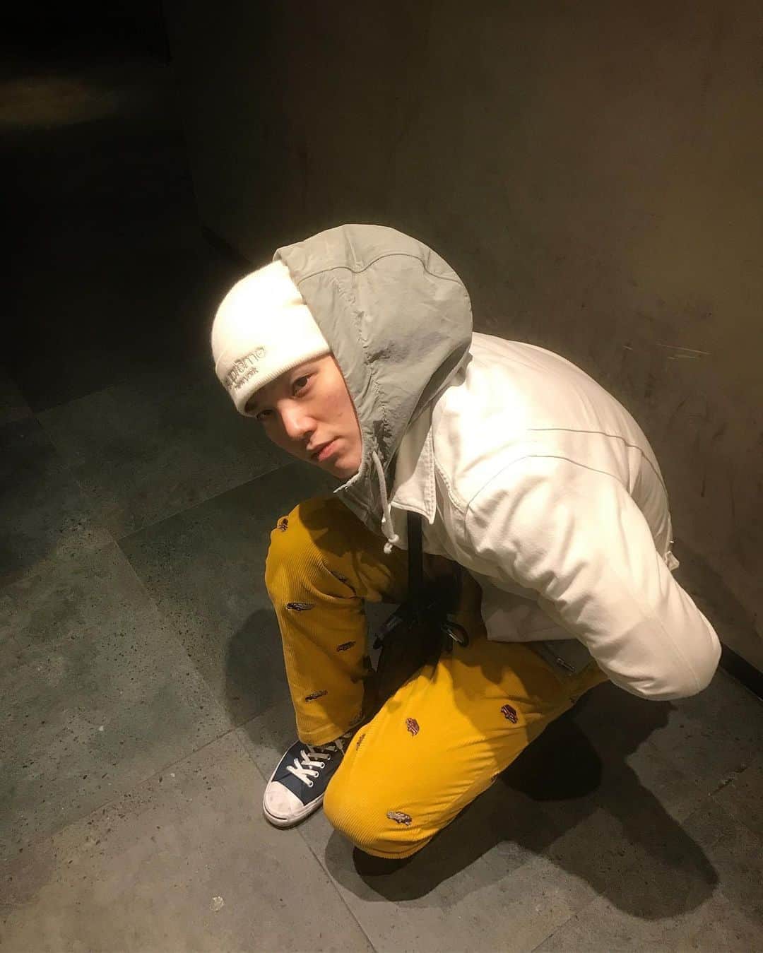 ZELO のインスタグラム：「잠시 마스크 뒷주머니에 😷」