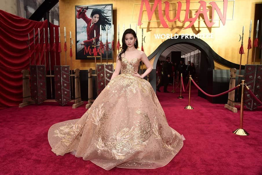 Disneyさんのインスタグラム写真 - (DisneyInstagram)「Swipe to see who brought honor to the #Mulan red carpet. See the film in theaters March 27!」3月11日 5時33分 - disney