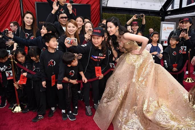 Disneyさんのインスタグラム写真 - (DisneyInstagram)「Swipe to see who brought honor to the #Mulan red carpet. See the film in theaters March 27!」3月11日 5時33分 - disney