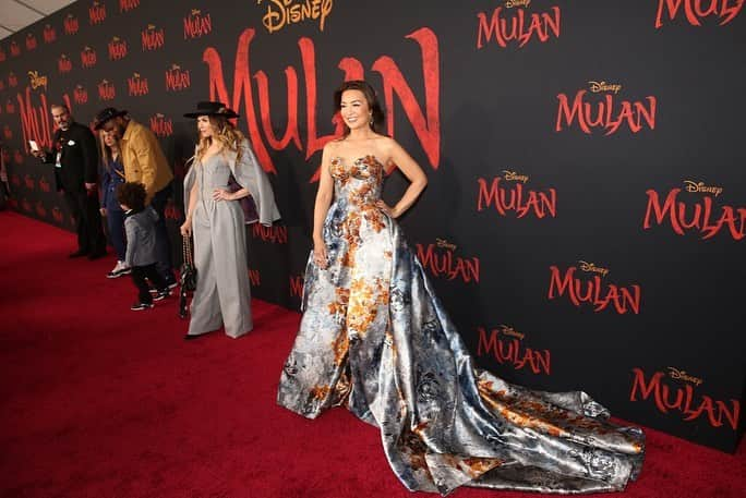 Disneyさんのインスタグラム写真 - (DisneyInstagram)「Swipe to see who brought honor to the #Mulan red carpet. See the film in theaters March 27!」3月11日 5時33分 - disney