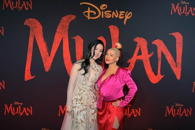 Disneyさんのインスタグラム写真 - (DisneyInstagram)「Swipe to see who brought honor to the #Mulan red carpet. See the film in theaters March 27!」3月11日 5時33分 - disney