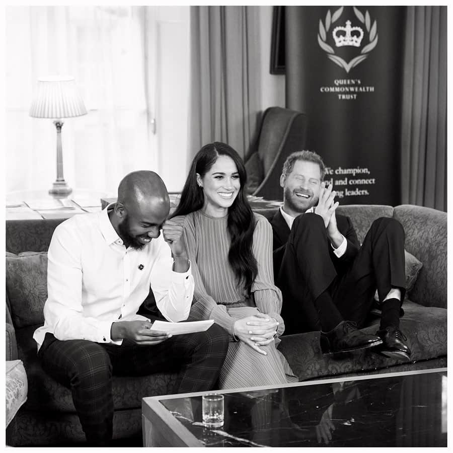 英ヘンリー王子夫妻のインスタグラム：「Sharing an outtake from filming last week for @Queens_CommonWealth_Trust (QCT) as The Duke and Duchess of Sussex met with young leaders in their roles as President and Vice President.  Visit our stories to see the QCT highlights from the discussion with these inspiring individuals and find out more about the amazing work they do at @Queens_Commonwealth_Trust • Photo The Duke and Duchess of Sussex / Chris Allerton / Crossfire for QCT」