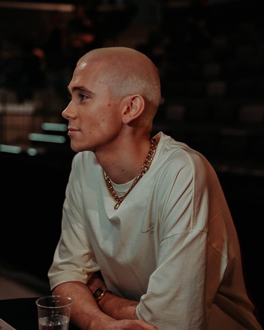 フェリックス・サンドマンのインスタグラム：「VILL ÅTERIGEN SÄGA ATT JAG ÄR SÅ OTROLIGT TACKSAM TILL ALLA NI SOM SUPPORTAR MIG. Tack för att ni lyssnar på låten, sprider den, lägger upp om den och mig, för att ni röstade, för att ni finns där. Tack för allt. FORTSÄTT STREAMA SÖNDER, THANK YOU FOR LISTENING TO ”BOYS WITH EMOTIONS” <3」