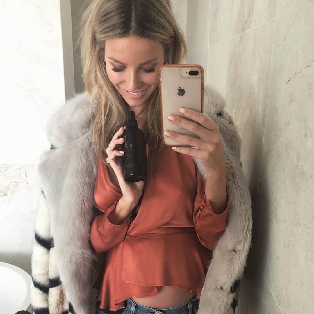 ジェニファー・ホーキンスのインスタグラム：「TB to when I was pregnant with Frankie girl wearing Luxe Oil on my face and bod. We always get asked if @jbronze__ is safe to use while pregnant or breastfeeding. Sure is!! 🤗 (The colouration occurs on the surface of skin and does not penetrate into bloodstream.)」