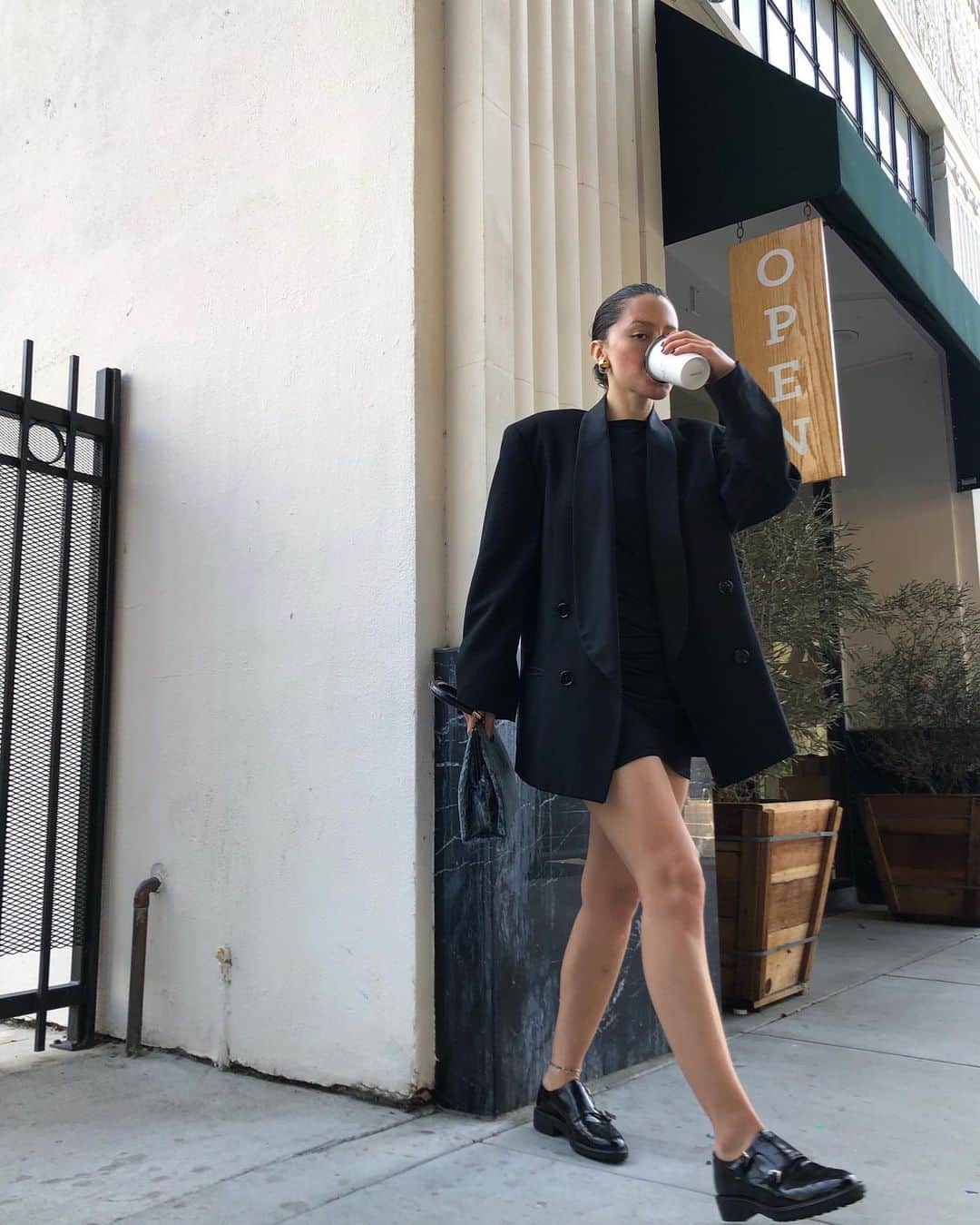 カーラ・デラスのインスタグラム：「Me, my coffee, & my monk strap shoes」