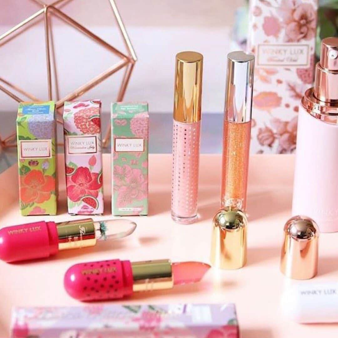 Target Styleのインスタグラム：「For those wondering how @winky_lux Flower Balms work, we're here to uncap it for you:⁣⁣ 🌈 The balms are color-changing and adjust to every individual's unique pH level.⁣⁣ 🌸 A perennial queen, it features a real chrysanthemum inside.⁣⁣ 🌿 Vegan + paraben-free!⁣⁣ 📸: @tsncblog」