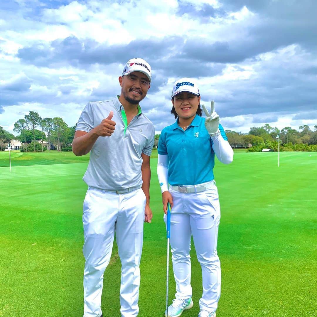 小平智のインスタグラム：「今日は畑岡奈紗ちゃんとゴルフでした(^^) めちゃくちゃ楽しいラウンドだったな〜笑 勝負は1打差で負けたけど😂 今年からアドミラル着てくれることになって嬉しい〜！チームアドミラル頑張ります。 #畑岡奈紗 プロ #ADMIRAL #チームアドミラル #小平智 #勝負 #負けた」