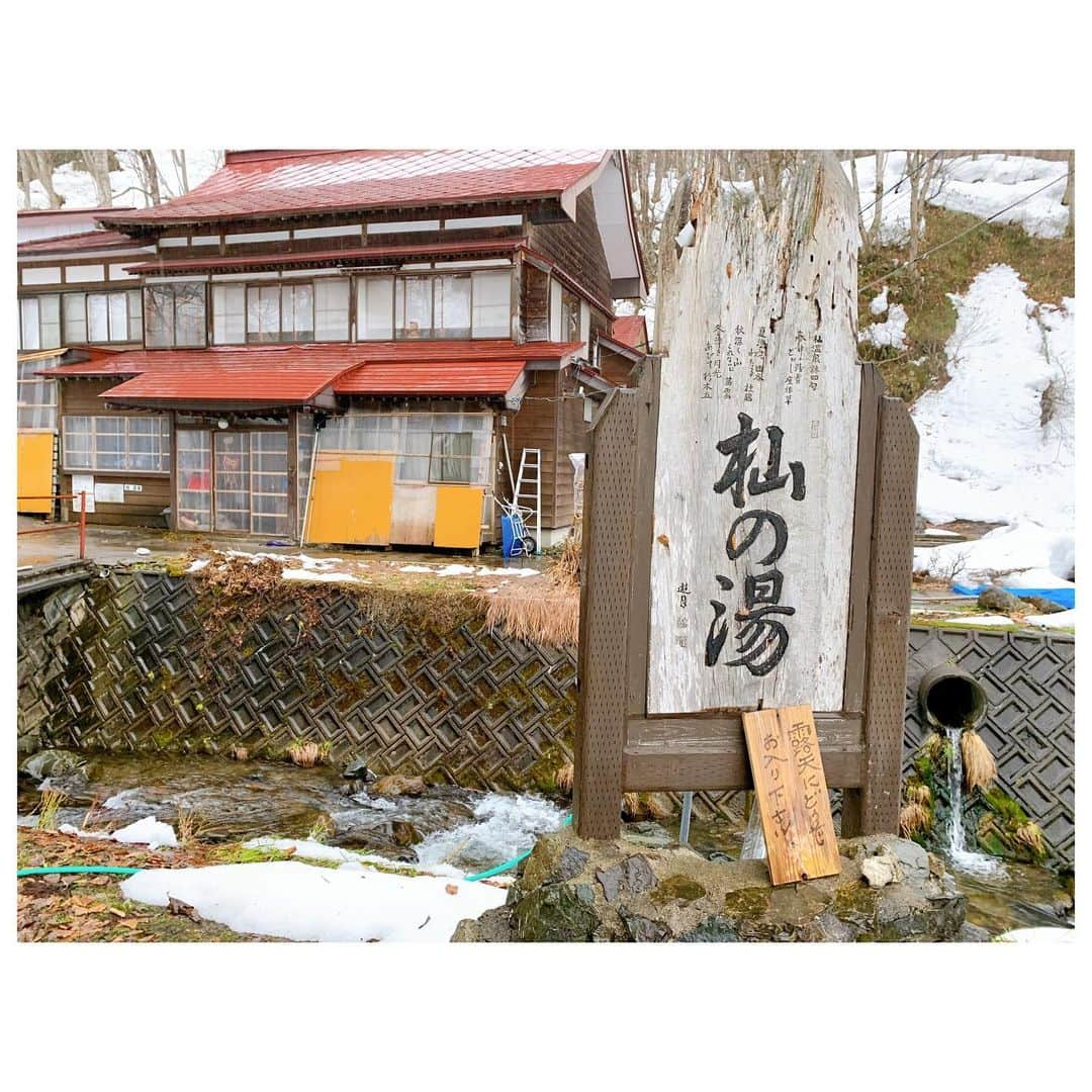 李ヒャンさんのインスタグラム写真 - (李ヒャンInstagram)「旅の楽しみは♨️と食。 今まで行った温泉の中でかなり印象に残ったであろう杣温泉。 入るまでは正直不安しかないのだけどw 泉質は最高。 源泉掛け流しまくりだからかなり熱いけど、雪国露天だから耐えられる熱さ。 温泉後のぽかぽか&じんわり感の持続力がとにかく凄かった！ あー温泉大好き❤︎ #混浴ろてん風呂 #露天にどうぞお入りください #誰もいない ない #源泉掛け流し #脱衣所中ほぼ丸見えw #hotsprings」3月11日 6時57分 - 73hyang