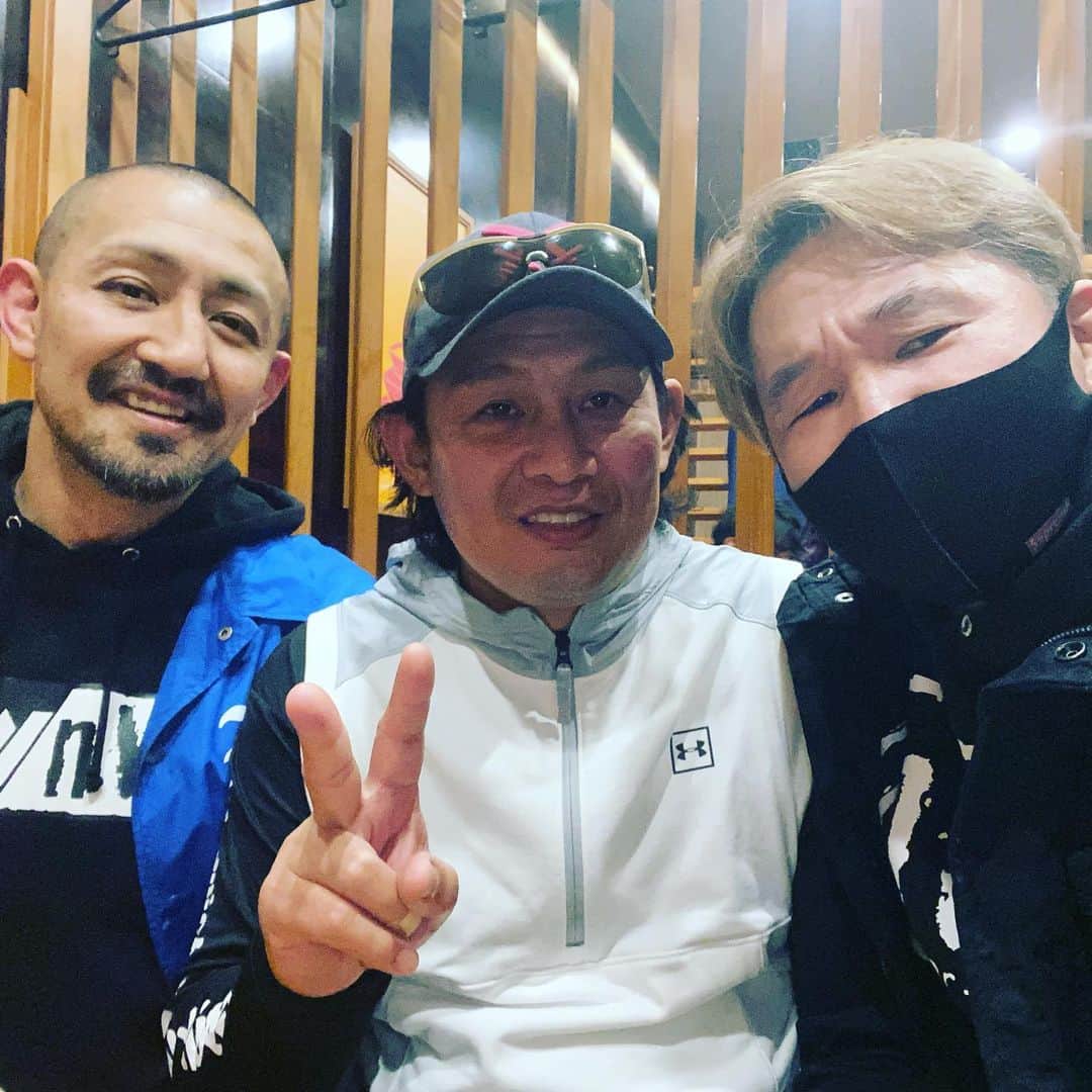 植田朝日のインスタグラム：「🏉🏉🏉 ﻿ 謙吾と密会‼️﻿ ﻿ 本人のパンクラスデビュー戦からドスカラスJr戦、そして、何故かジャイアントマシンについて熱く語ってると酒井っち登場⁉️﻿ ﻿ 途中から大東ラグビー飲みになりました。笑﻿ ﻿ つ〜ことで、今年もニューヨーク方面のコラボやりま〜す！w﻿ ﻿ #謙吾  #コラソン #WWE #大東ラグビー﻿ ﻿」
