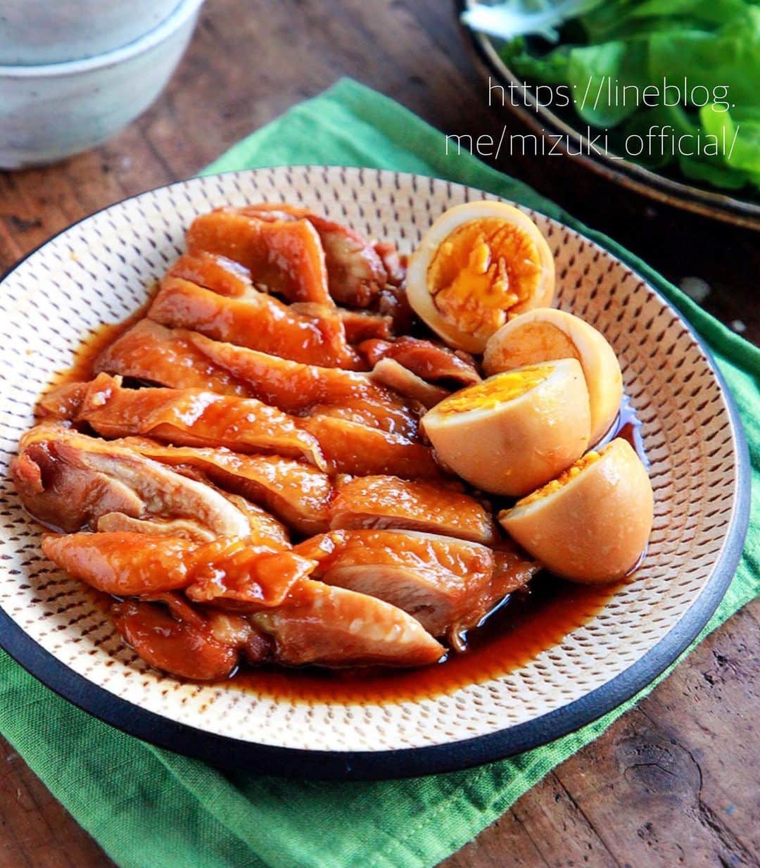 Mizuki【料理ブロガー・簡単レシピ】さんのインスタグラム写真 - (Mizuki【料理ブロガー・簡単レシピ】Instagram)「・﻿ 【レシピ】ーーーーーーー﻿ ♡煮るだけ簡単♡﻿ 鶏肉とたまごの照り煮﻿ ーーーーーーーーーーーー﻿ ﻿ ﻿ おはようございます(*^^*)﻿ ﻿ 今日ご紹介させていただくのは﻿ 鶏肉とたまごの照り煮♡﻿ 材料ぜんぶ入れて煮るだけの﻿ 超簡単レシピです(*´艸`)﻿ 煮汁にお酢を加えること﻿ そして弱火で煮ることで﻿ 鶏肉が柔らか〜く仕上がりますよ♩﻿ お酢の酸味は残らず﻿ コクと旨味がアップします♡﻿ ﻿ そのまま食べたり、ごはんにのせたり﻿ 作り置きにもおすすめなので﻿ よかったらお試し下さいね(*^^*)﻿ ﻿ ﻿ ﻿ ーーーーーーーーーーーーーーーーーーー﻿ 【2人分】﻿ 鶏もも肉...大1枚(300g)﻿ ゆで卵...2個﻿ ●醤油...大3﻿ ●酒・みりん...各大2﻿ ●砂糖...大1.5﻿ ●酢...大1﻿ ﻿ 1.鶏肉は身の厚い部分を包丁で開いて均等にする。﻿ 2.鍋に●を入れて混ぜ、鶏肉とゆで卵も加えて中火にかける。煮立ったらフタをし、弱火で15〜18分、途中2回ほど上下を返しながら煮る。﻿ ーーーーーーーーーーーーーーーーーーー﻿ ﻿ ﻿ ﻿ 《ポイント》﻿ ♦︎煮汁が多めに残る場合は、鶏肉とたまごを取り出した後煮汁だけを煮詰めて下さい♩﻿ ♦︎冷蔵庫で3〜4日日持ちします♩﻿ ﻿ ﻿ ﻿ ﻿ ﻿ ＿＿＿＿＿＿＿＿＿＿＿＿＿＿＿＿＿＿＿﻿ ＿＿＿＿＿＿＿＿＿＿＿＿＿＿＿＿＿＿＿﻿ ﻿ 簡単・時短！ 毎日のごはんがラクになる﻿ ✨🦋 【 #Mizukiの今どき和食 】🦋✨﻿ ご予約開始となりました♩(発売日 4月2日)﻿ ＿＿＿＿＿＿＿＿＿＿＿＿＿＿＿＿＿＿＿﻿ ﻿ なるべく少ない材料で﻿ 手間も時間も省きながら﻿ 簡単にできるおいしい和食レシピ♩﻿ 簡単に失敗なくマスターできる一冊で﻿ もっと気軽に、カジュアルに﻿ 和食を楽しんで下さいね(*^^*)﻿ ﻿ ﻿ ーーー ⭐️PART.1 メインおかず ⭐️ーーー﻿ 素材別にレシピをご紹介しています♩﻿ 和食の定番から新定番まで﻿ どれも押さえておきたいメニューばかり。﻿ 肉じゃがはフライパンで！﻿ 焼き豚はレンジで！﻿ ぶり大根は切り身を使って手軽に作ります♩﻿ ﻿ ーーー ☘️PART.2 サブおかず ☘️ーーー﻿ 年中手に入るお手頃野菜と﻿ 乾物や大豆、こんにゃくなどを使った﻿ 副菜レシピをたっぷり掲載！！﻿ 普段SNSではメインおかずばかりなので﻿ 本では副菜にも力を入れています(*^^*)﻿ ﻿ ーーー 🌸PART.3 ごはんと汁物 🌸ーーー﻿ ささっと作れる丼と麺、﻿ みんなで食べたいいなり寿司や﻿ 手巻きごはんもご紹介！﻿ 複数の炊き込みごはんと﻿ 味噌汁&和風スープも盛りだくさん！﻿ ﻿ ﻿ 各レシピのポイントは﻿ 【写真付きで丁寧に解説】﻿ 副菜レシピもたっぷりなので﻿ 【メインページに副菜メモもつけました】﻿ ＊このメインにはこの副菜が合いますよ〜﻿ という献立の提案です(*^^*)﻿ 【その他コラムも充実】﻿ 全127品中ほぼ全て﻿ 【本だけのレシピです！】﻿ ﻿ ＿＿＿＿＿＿＿＿＿＿＿＿＿＿＿＿＿＿＿﻿ ﻿ ﻿ ｟🎁予約プレゼント企画のお知らせ🎁｠﻿ ﻿ 新刊【今どき和食】をAmazonで予約し﻿ インスタに写真をアップして下さった方に﻿ 抽選で(20名様) ''お米''を﻿ プレゼントさせていただきます☆﻿ (応募方法は写真をご覧下さい♩)﻿ ﻿ ＿＿＿＿＿＿＿＿＿＿＿＿＿＿＿＿＿＿＿﻿ ＿＿＿＿＿＿＿＿＿＿＿＿＿＿＿＿＿＿＿﻿ ﻿ ﻿ ﻿ ﻿ レシピ本/ブログはこちら↓﻿ (@mizuki_31cafe )﻿ ﻿ ﻿ ﻿ ﻿ #鶏肉#ゆで卵#甘辛#作り置き#Mizuki#簡単レシピ#時短レシピ#節約レシピ#料理#レシピ#フーディーテーブル#おうちごはん#おうちカフェ#デリスタグラマー#料理好きな人と繋がりたい#料理ブロガー#おうちごはんlover#マカロニメイト#器#foodpic#follow#cooking#recipe#lin_stagrammer#鶏肉とたまごの照り煮m」3月11日 7時36分 - mizuki_31cafe