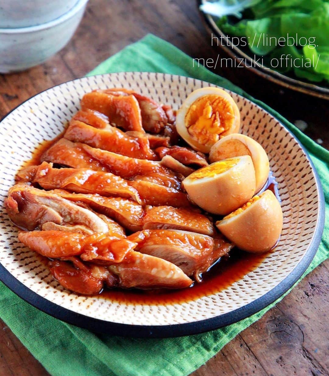 Mizuki【料理ブロガー・簡単レシピ】さんのインスタグラム写真 - (Mizuki【料理ブロガー・簡単レシピ】Instagram)「・﻿ 【レシピ】ーーーーーーー﻿ ♡煮るだけ簡単♡﻿ 鶏肉とたまごの照り煮﻿ ーーーーーーーーーーーー﻿ ﻿ ﻿ おはようございます(*^^*)﻿ ﻿ 今日ご紹介させていただくのは﻿ 鶏肉とたまごの照り煮♡﻿ 材料ぜんぶ入れて煮るだけの﻿ 超簡単レシピです(*´艸`)﻿ 煮汁にお酢を加えること﻿ そして弱火で煮ることで﻿ 鶏肉が柔らか〜く仕上がりますよ♩﻿ お酢の酸味は残らず﻿ コクと旨味がアップします♡﻿ ﻿ そのまま食べたり、ごはんにのせたり﻿ 作り置きにもおすすめなので﻿ よかったらお試し下さいね(*^^*)﻿ ﻿ ﻿ ﻿ ーーーーーーーーーーーーーーーーーーー﻿ 【2人分】﻿ 鶏もも肉...大1枚(300g)﻿ ゆで卵...2個﻿ ●醤油...大3﻿ ●酒・みりん...各大2﻿ ●砂糖...大1.5﻿ ●酢...大1﻿ ﻿ 1.鶏肉は身の厚い部分を包丁で開いて均等にする。﻿ 2.鍋に●を入れて混ぜ、鶏肉とゆで卵も加えて中火にかける。煮立ったらフタをし、弱火で15〜18分、途中2回ほど上下を返しながら煮る。﻿ ーーーーーーーーーーーーーーーーーーー﻿ ﻿ ﻿ ﻿ 《ポイント》﻿ ♦︎煮汁が多めに残る場合は、鶏肉とたまごを取り出した後煮汁だけを煮詰めて下さい♩﻿ ♦︎冷蔵庫で3〜4日日持ちします♩﻿ ﻿ ﻿ ﻿ ﻿ ﻿ ＿＿＿＿＿＿＿＿＿＿＿＿＿＿＿＿＿＿＿﻿ ＿＿＿＿＿＿＿＿＿＿＿＿＿＿＿＿＿＿＿﻿ ﻿ 簡単・時短！ 毎日のごはんがラクになる﻿ ✨🦋 【 #Mizukiの今どき和食 】🦋✨﻿ ご予約開始となりました♩(発売日 4月2日)﻿ ＿＿＿＿＿＿＿＿＿＿＿＿＿＿＿＿＿＿＿﻿ ﻿ なるべく少ない材料で﻿ 手間も時間も省きながら﻿ 簡単にできるおいしい和食レシピ♩﻿ 簡単に失敗なくマスターできる一冊で﻿ もっと気軽に、カジュアルに﻿ 和食を楽しんで下さいね(*^^*)﻿ ﻿ ﻿ ーーー ⭐️PART.1 メインおかず ⭐️ーーー﻿ 素材別にレシピをご紹介しています♩﻿ 和食の定番から新定番まで﻿ どれも押さえておきたいメニューばかり。﻿ 肉じゃがはフライパンで！﻿ 焼き豚はレンジで！﻿ ぶり大根は切り身を使って手軽に作ります♩﻿ ﻿ ーーー ☘️PART.2 サブおかず ☘️ーーー﻿ 年中手に入るお手頃野菜と﻿ 乾物や大豆、こんにゃくなどを使った﻿ 副菜レシピをたっぷり掲載！！﻿ 普段SNSではメインおかずばかりなので﻿ 本では副菜にも力を入れています(*^^*)﻿ ﻿ ーーー 🌸PART.3 ごはんと汁物 🌸ーーー﻿ ささっと作れる丼と麺、﻿ みんなで食べたいいなり寿司や﻿ 手巻きごはんもご紹介！﻿ 複数の炊き込みごはんと﻿ 味噌汁&和風スープも盛りだくさん！﻿ ﻿ ﻿ 各レシピのポイントは﻿ 【写真付きで丁寧に解説】﻿ 副菜レシピもたっぷりなので﻿ 【メインページに副菜メモもつけました】﻿ ＊このメインにはこの副菜が合いますよ〜﻿ という献立の提案です(*^^*)﻿ 【その他コラムも充実】﻿ 全127品中ほぼ全て﻿ 【本だけのレシピです！】﻿ ﻿ ＿＿＿＿＿＿＿＿＿＿＿＿＿＿＿＿＿＿＿﻿ ﻿ ﻿ ｟🎁予約プレゼント企画のお知らせ🎁｠﻿ ﻿ 新刊【今どき和食】をAmazonで予約し﻿ インスタに写真をアップして下さった方に﻿ 抽選で(20名様) ''お米''を﻿ プレゼントさせていただきます☆﻿ (応募方法は写真をご覧下さい♩)﻿ ﻿ ＿＿＿＿＿＿＿＿＿＿＿＿＿＿＿＿＿＿＿﻿ ＿＿＿＿＿＿＿＿＿＿＿＿＿＿＿＿＿＿＿﻿ ﻿ ﻿ ﻿ ﻿ レシピ本/ブログはこちら↓﻿ (@mizuki_31cafe )﻿ ﻿ ﻿ ﻿ ﻿ #鶏肉#ゆで卵#甘辛#作り置き#Mizuki#簡単レシピ#時短レシピ#節約レシピ#料理#レシピ#フーディーテーブル#おうちごはん#おうちカフェ#デリスタグラマー#料理好きな人と繋がりたい#料理ブロガー#おうちごはんlover#マカロニメイト#器#foodpic#follow#cooking#recipe#lin_stagrammer#鶏肉とたまごの照り煮m」3月11日 7時36分 - mizuki_31cafe