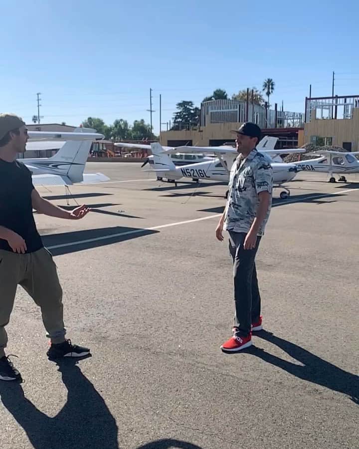 グレン・パウエルのインスタグラム：「✅Pilot’s License✅  Try not falling in love with aviation after living out every pilot’s dream while shooting @topgunmovie. Especially when you see the way @tomcruise flexes it. After wrapping a shooting day, Tom would rocket off into the sunset in his P-51 while I would limply shuffle into the cast van. The wings were just so much cooler than the wheels...and for Christmas, Tom bought me an iPad with my flight school downloaded and prepaid. And yesterday, after months of flying, studying, and testing...I’m the real deal.  This is a video of me after my first solo flight. It’s a tradition in the aviation community for your instructor to tear away your shirt signifying that teacher’s finally “off your back.” My instructor @wallysaygers is just following ceremony, he doesn’t rip off my clothes after every flight.  Thank you Walt for being my sky shepherd, thank you Shane for making my @corsair_aviation experience effortless, and thank you Tom for being my hype man every step of the way.  If you’re looking for me, look ☝🏼」