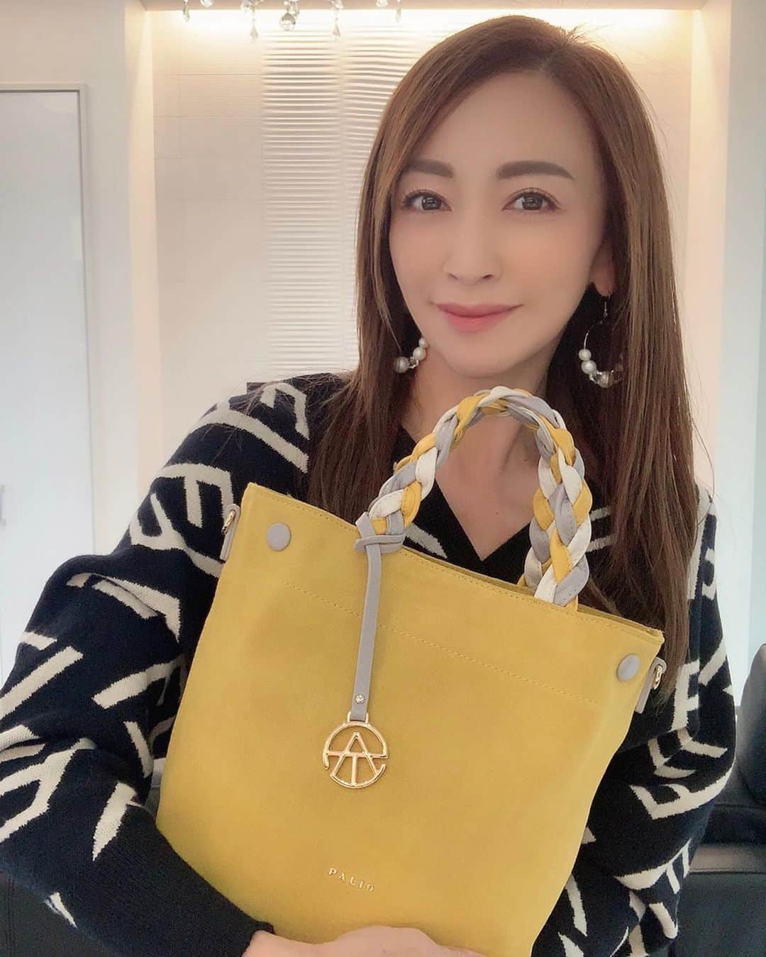 Akiさんのインスタグラム写真 - (AkiInstagram)「愛用バッグ👜のご紹介♡ . ブランドアンバサダーを務めてさせていただいている @paliobagのイエローのトートバッグが 可愛くてかなりヘビロテしてるよ😊 . 巾着風とバケツ型、コーデによって使い分けできるから 2つの表情を楽しめて、編み込みデザインの持ち手や、 アクセントのチャームもお気に入り💕 . 有名ファッション誌「STORY」にも掲載されて いるPALIOにはキレイな曲線美の女性らしい 色使いのステキなバッグがたくさん🍀 . ほかにも上質なレザーや職人技で作られた 素敵なバッグがたくさんあるので、 ストーリーズ&ハイライトにURLを貼り付けて おくので、ぜひチェックしてみてね🛍 . ❤︎Bag•••Mahlon(マグリア)シリーズ  PA156  イエロー . #パリオ#バッグ #ブランド#アンバサダー#イタリア#ヨーロッパ#レザー#楽天#yahoo #ファッション#今日のコーデ#コーディネート#本革#レザーバッグ#レザー小物#トートバッグ#きょこ#おしゃれ#おしゃれ好き#おしゃれコーデ#おしゃれさんと繋がりたい#ファッションコーデ#コーデ#きれいめカジュアル#大人キレイ#オシャレ女子#大人女子#インスタグラマー #palio#bag」3月11日 7時44分 - aki_0624