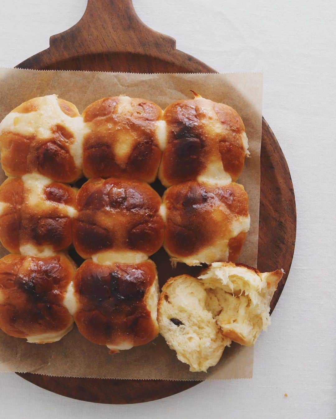 樋口正樹さんのインスタグラム写真 - (樋口正樹Instagram)「Hot cross buns . 今朝は焼きたてパン、 ホットクロスバンズ。 久しぶりに作ったら 十字のクロス部分の 生地が違ったらしく、 アレレレ？な感じ😅。。 ふかふかでおいしい。 . . #ホットクロスバンズ #失敗作 #焼きたてパン #パン作り #手作りパン #パン活 #パンスタグラム #hotcrossbuns #thebakefeed #homebaked」3月11日 7時45分 - higuccini