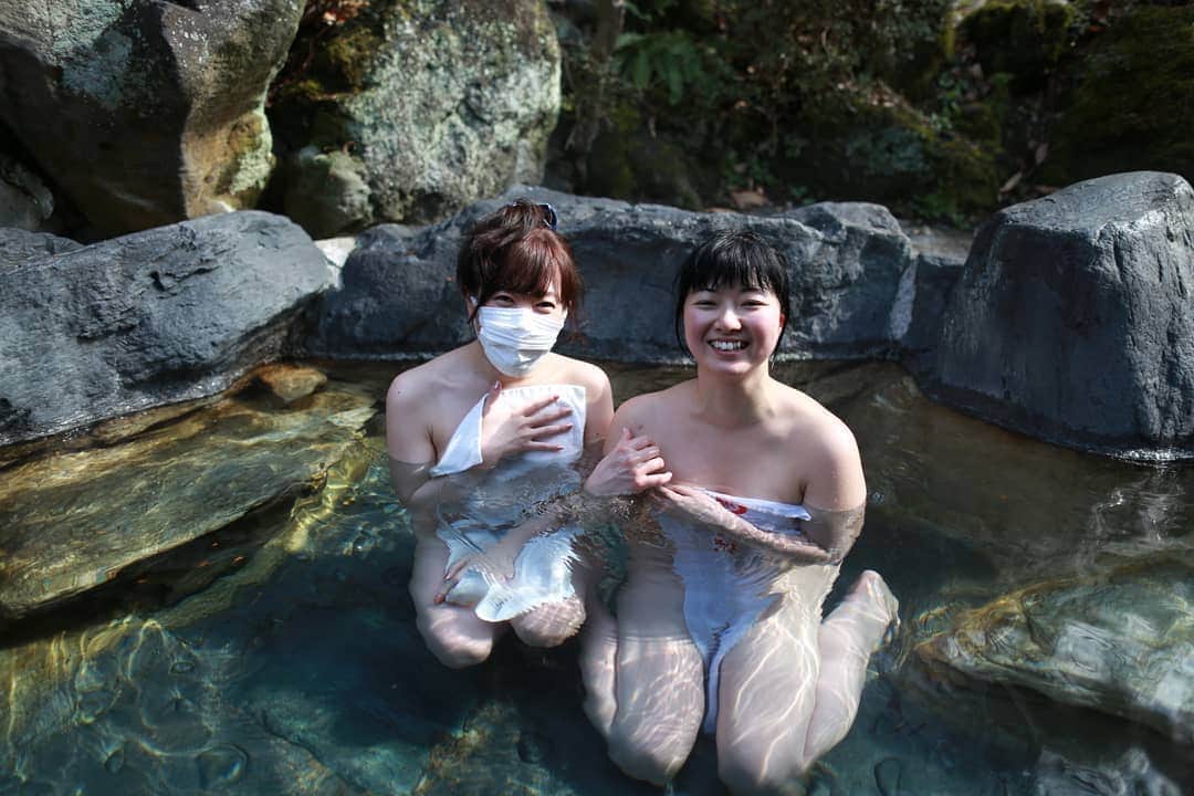 のインスタグラム：「おはようございます！ とっても良い天気♪ ・ 温泉旅行ロマンチカのチカちゃんと鬼首温泉のとどろき旅館で ・ 週末の楽しかった時間を思い出しながら今日も元気に編集中 ・ 以前出演した TBS番組｢その他の人に会ってみた｣ の総集編で、私の回の再放送が決まりました！ 放送は17日(火)24:11～25:10 見逃した方も一度見た方も是非また見てねー ・ #温泉モデル#しずかちゃん#温泉#混浴#hotsprings#mixbath#旅行#旅#trip#travel#露天風呂 #japan#japanese#girls#女の子#笑顔#smile#ポートレート#タオル１枚#YouTuber#コラボ#温泉旅行ロマンチカ#秘湯#入浴#bathing#bathtime#宮城県#鳴子温泉#鬼首温泉#とどろき旅館」