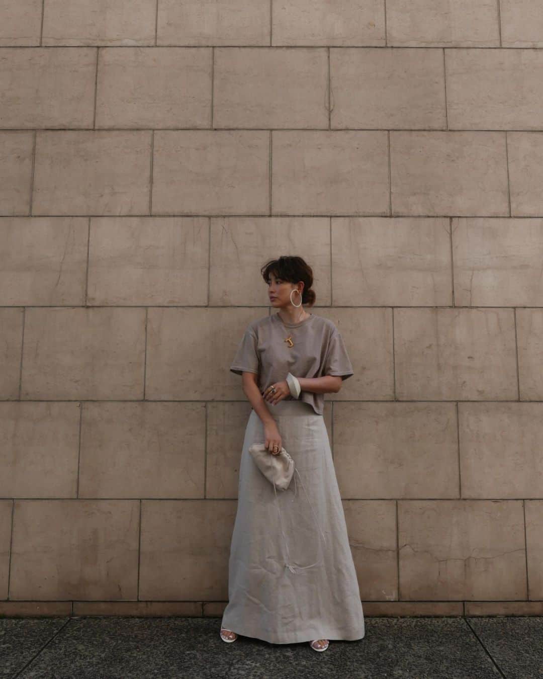 JUNNAのインスタグラム：「@etretokyo オンラインストアにて 夏の先行予約アイテムを公開中です  先行予約期間  3/12(木) 19:00- 3/18(水)23:59  ストーリーにて 夏のご予約アイテムのQ&Aをやっております。  お気軽にご参加下さい🙏  写真のリネンスカートのシワ感...😵 長時間運ぶ間に付けてしまいました。 普通に使用していれば、本当はシワはなく、 スッキリと綺麗なリネンスカートです🙏💦 オンラインストアの写真をご参考にして下さい。  tops/ #プロダクトダイショートTEE  3/12先行予約 bottom/ #リネンロングフレアースカート 3/12先行予約 bangle/ @laurenmanoogian  ear cuff/ @diezsaskia  bag/ @bottegaveneta  heels/ @therow ・ ・ ・ #only #therow #etretokyo #2020etre_ss #bottegaveneta #bottegavenetabag #newbottega #夏コーデ #夏服 #カジュアル #リネン#リネン服 #ボッテガヴェネタ#156cm#sサイズコーデ #sサイズ#ボブ #ボブアレンジ #ボブヘアー #大人ボブ#ベージュコーデ #ベージュカラー#大人カジュアル #大人コーデ」